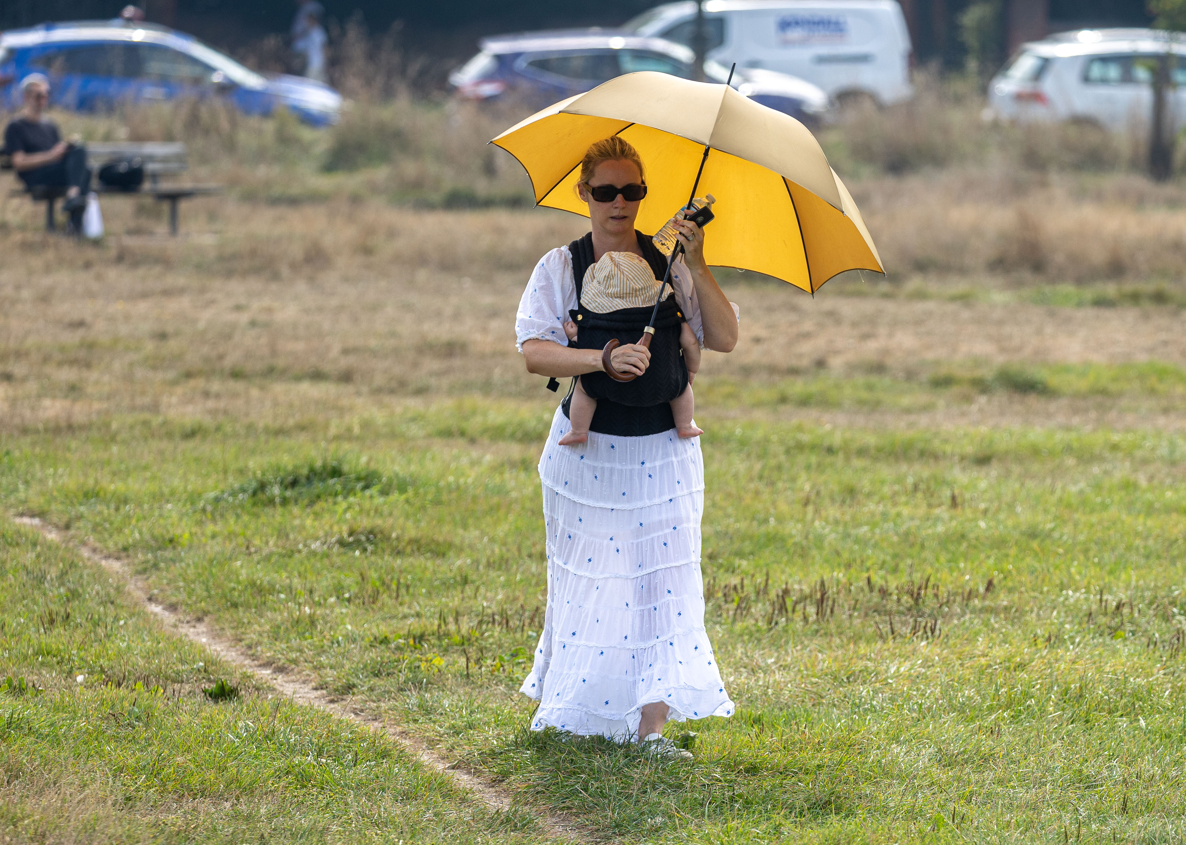 Eine Mutter schützt sich und ihr Kind am Sonntag auf dem Wimbledon Common in London vor der Sonne