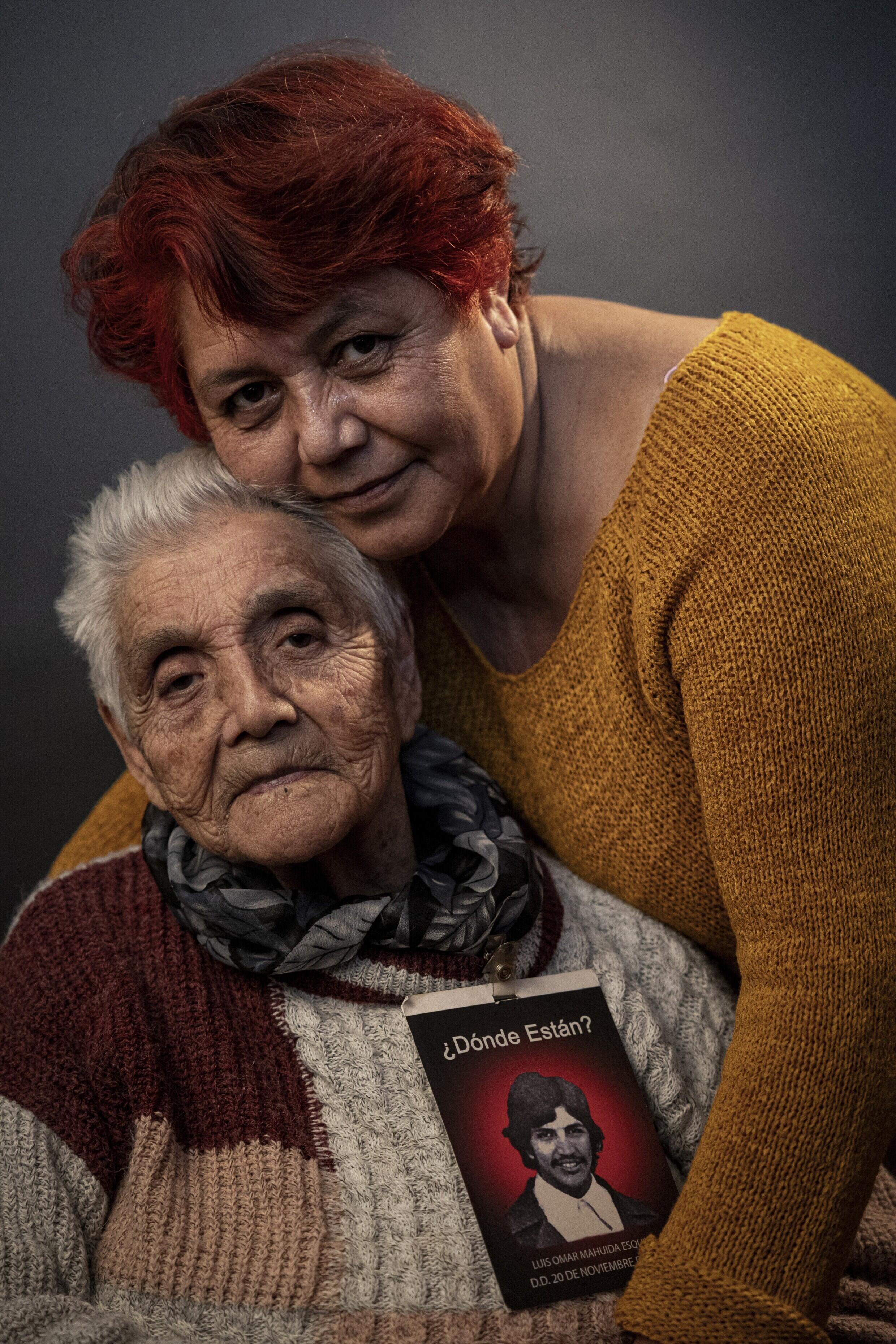 Elsa Esquivel, die 83-jährige Mutter eines Mannes, der unter dem Pinochet-Regime verschwunden ist, posiert mit ihrer Tochter Marialina Gonzalez.