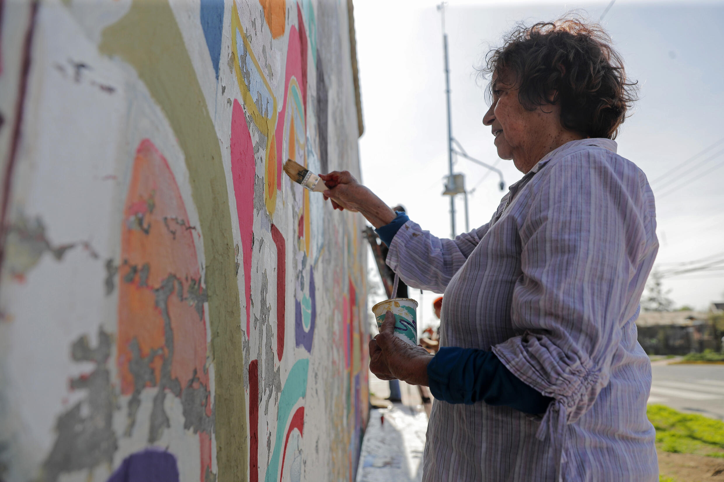 Shaira Sepulveda malt in Santiago ein Wandgemälde zum Gedenken an die Opfer der Gräueltaten des Pinochet-Regimes.