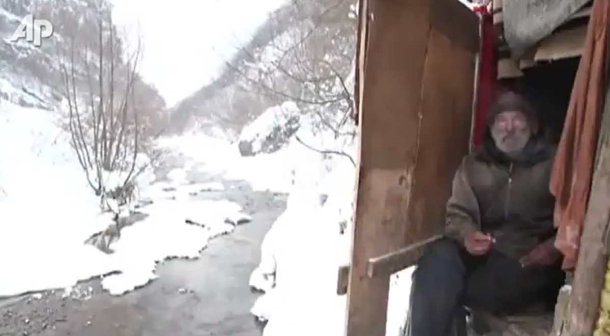 Der 68-Jährige lebte in einer kleinen Höhle am Flussufer außerhalb der bosnischen Stadt Zenica