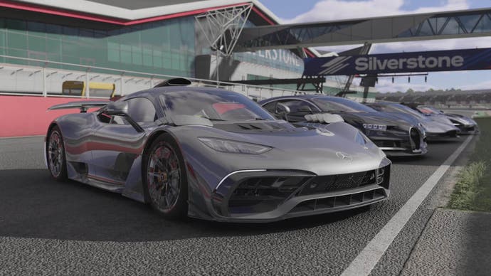 Screenshot von Forza Motorsport, der mehrere silbergraue Autos zeigt, die auf der Strecke aufgereiht sind