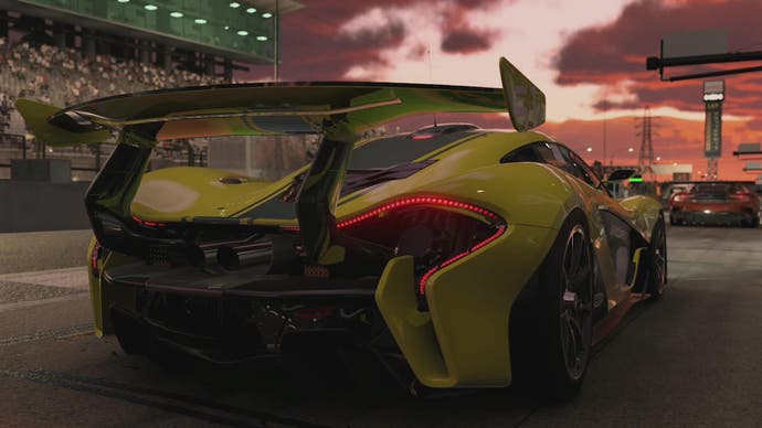 Screenshot von Forza Motorsport, der die hintere Ecke eines zitronengelben Rennwagens zeigt