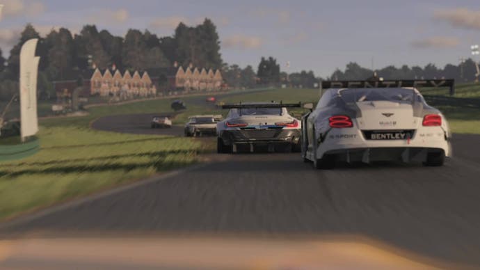 Screenshot von Forza Motorsport, der eine Schlange mehrerer weißer Rennwagen vor Ihnen in einem Rennen zeigt