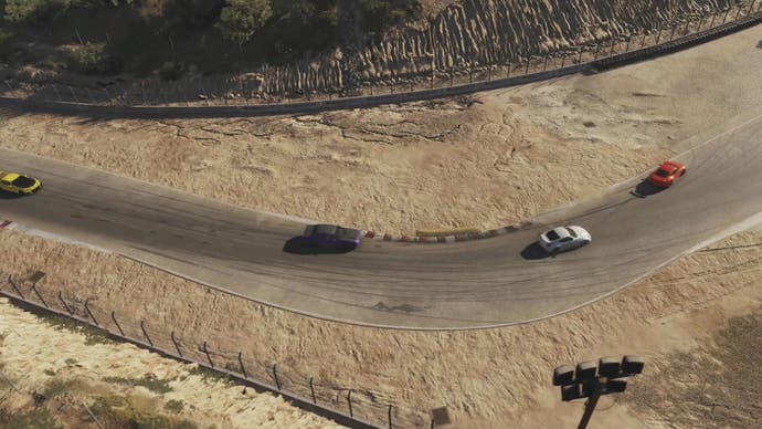 Screenshot von Forza Motorsport, der aus der Vogelperspektive vier Autos zeigt, die auf einer staubigen Strecke um eine Kurve biegen