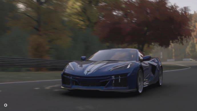 Screenshot von Forza Motorsport, der ein blaues Auto in herbstlichen Bäumen zeigt