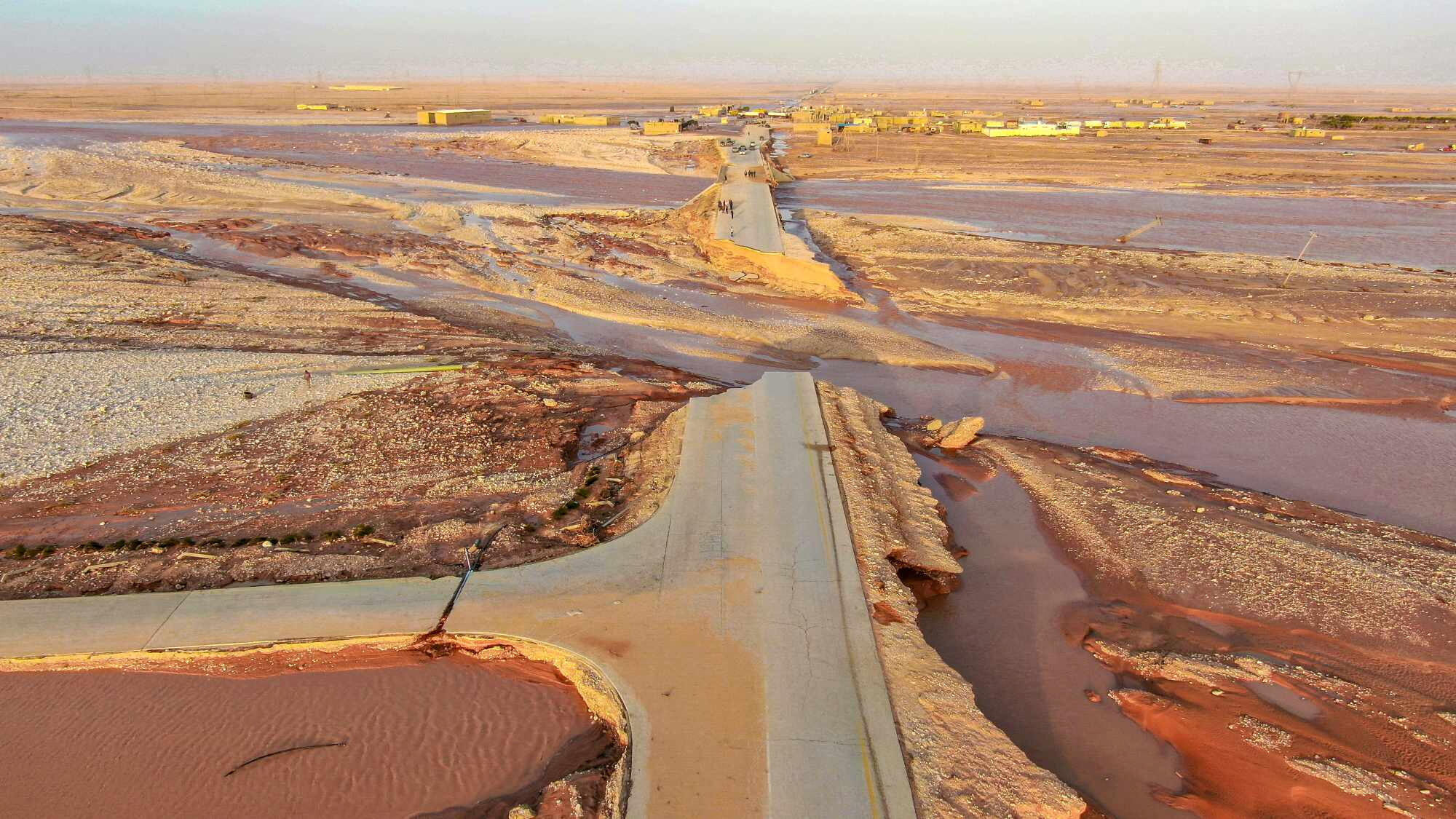 Überschwemmungen überfluten das Gebiet um Al-Mukhaili im Osten Libyens, nachdem es am 11. September 2023 von einem heftigen Sturm heimgesucht wurde.