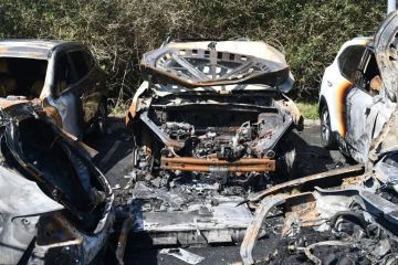 Elektrofahrzeug-Katastrophe: Durch defekte Batterie ausgelöstes Feuer zerstört fünf Autos am Flughafen