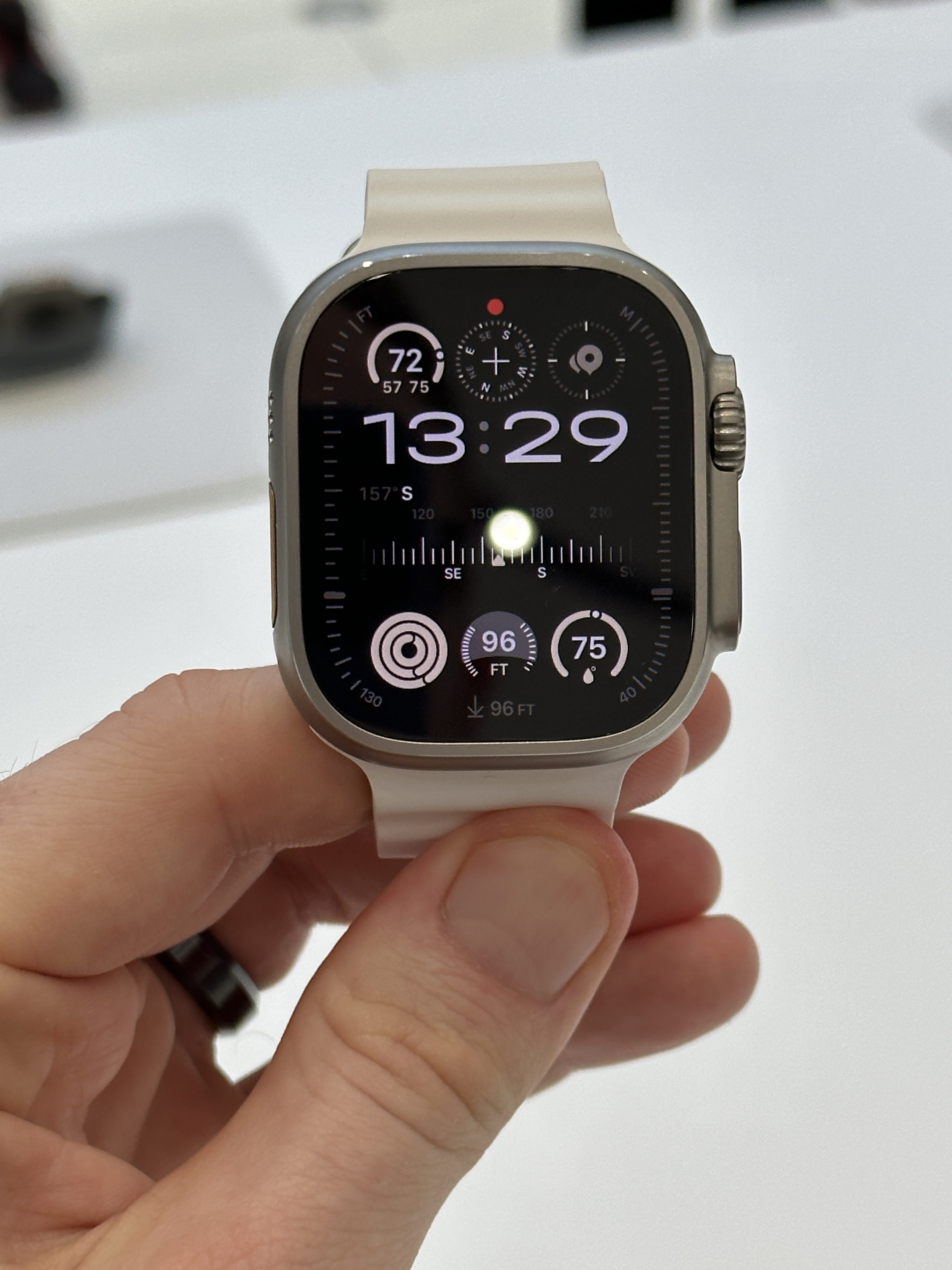 Die Apple Watch Ultra 2 ist ein Kraftpaket, das sich direkt ans Handgelenk schmiegt – und die neue Double-Tap-Funktion verleiht ihr ein magisches Gefühl