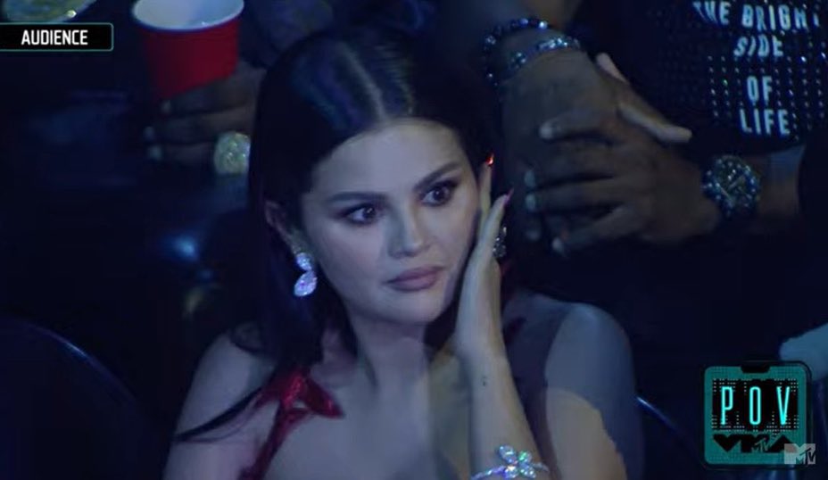 Später in der Nacht wurde Selena gesehen, wie sie sich während Olivia Rodrigos Auftritt von „Vampire“ die Ohren zuhielt