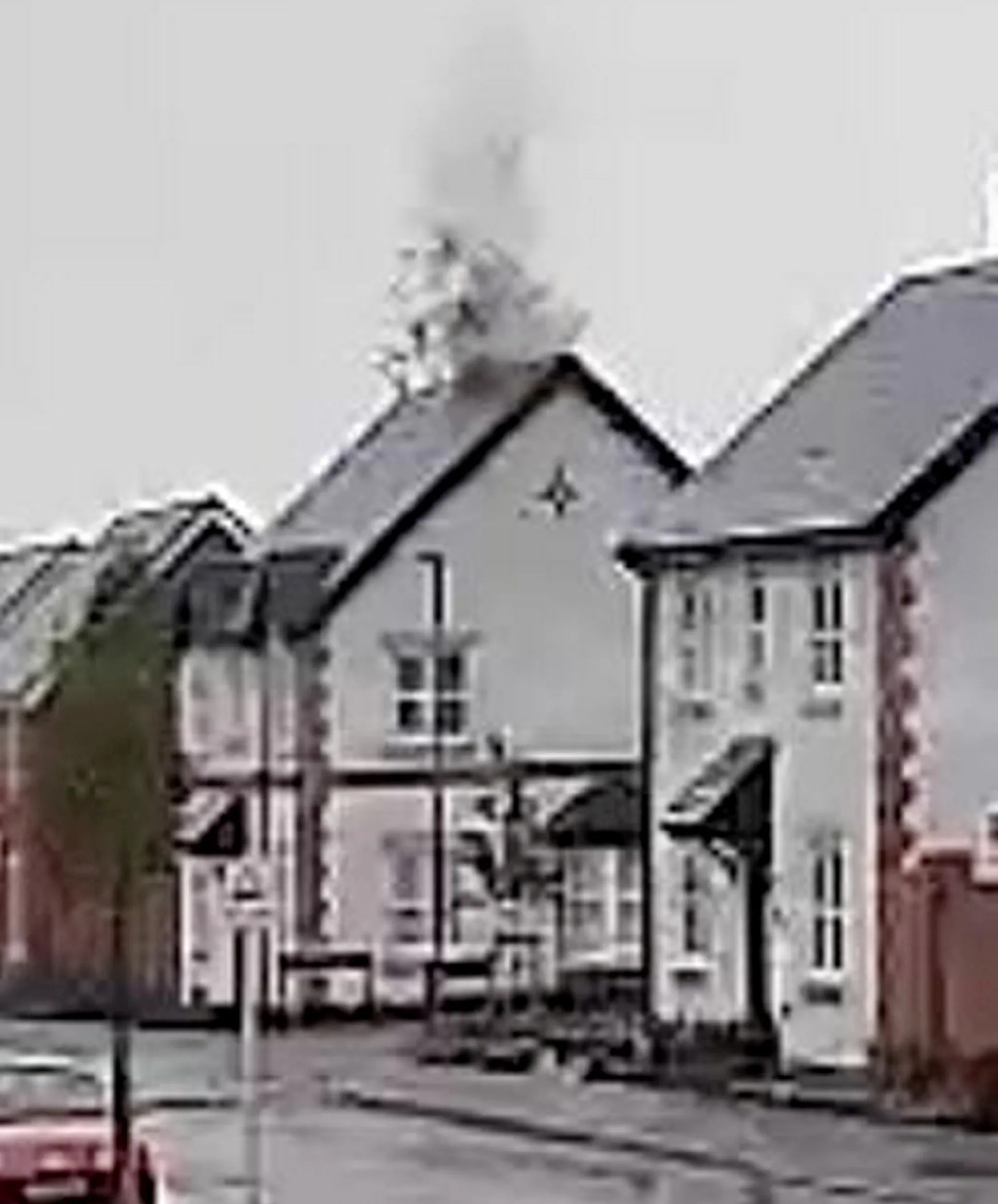 Eine Türklingelkamera hat gefilmt, wie es am Sonntag gegen den Schornstein prallte – das Dach zerstörte, den Heizkessel in die Luft jagte und die Elektrik lahmlegte
