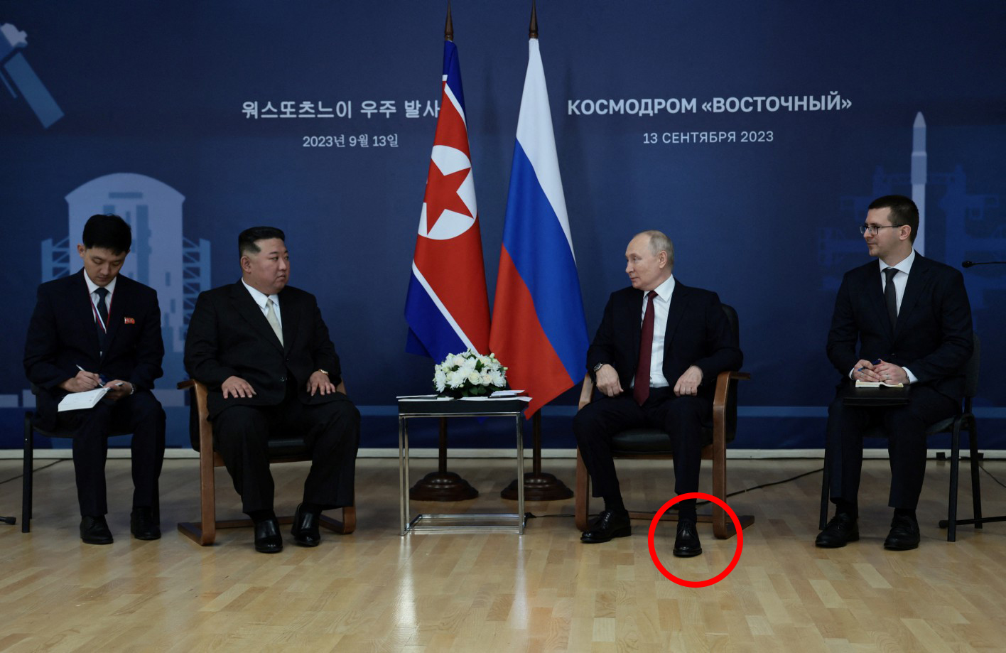 Das Filmmaterial zeigt, wie Putins linker Fuß ständig auf und ab hüpft, während er mit dem nordkoreanischen Führer spricht