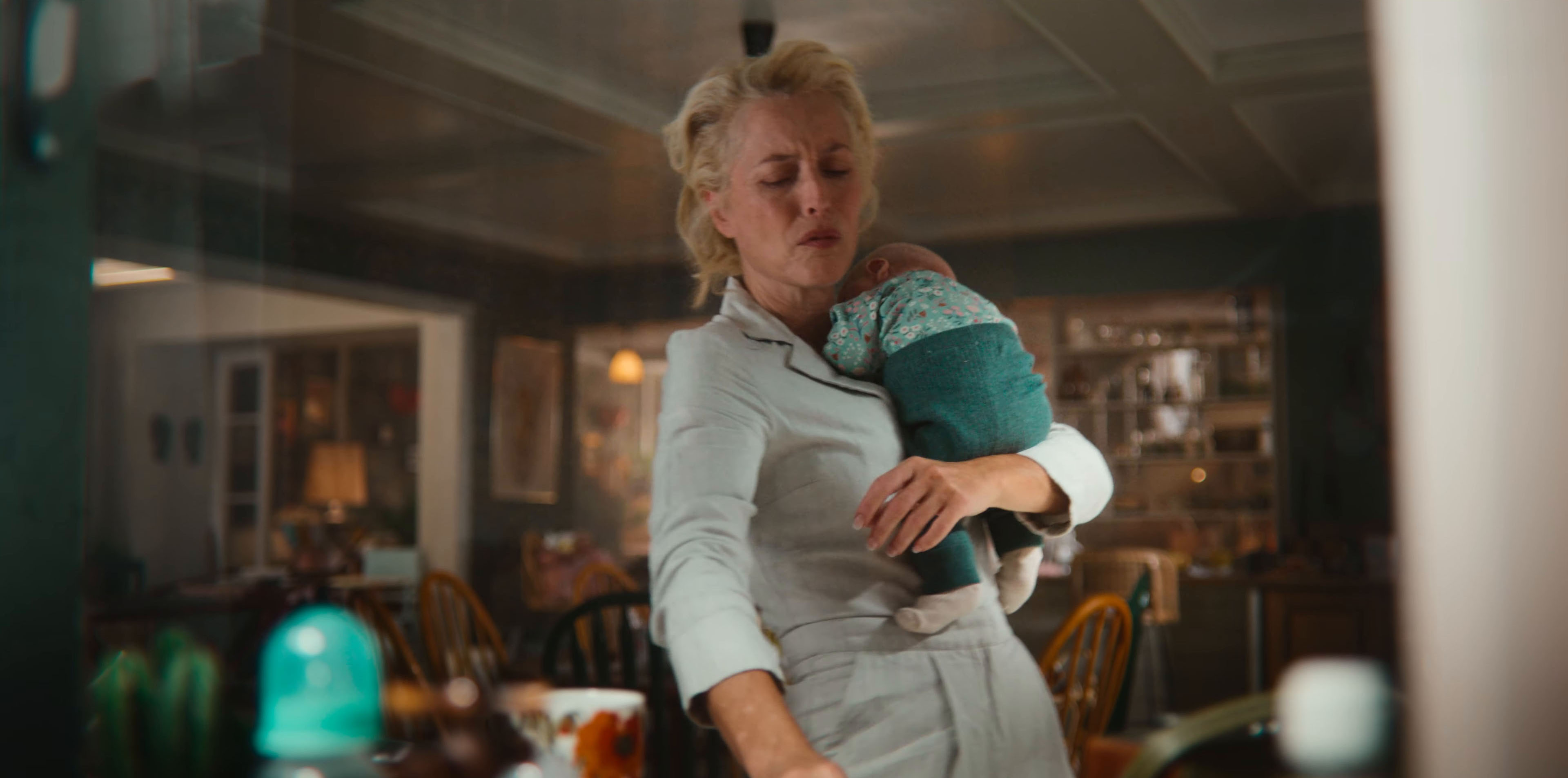 Die frischgebackene Mutter Jean Milburn wird von Gillian Anderson gespielt