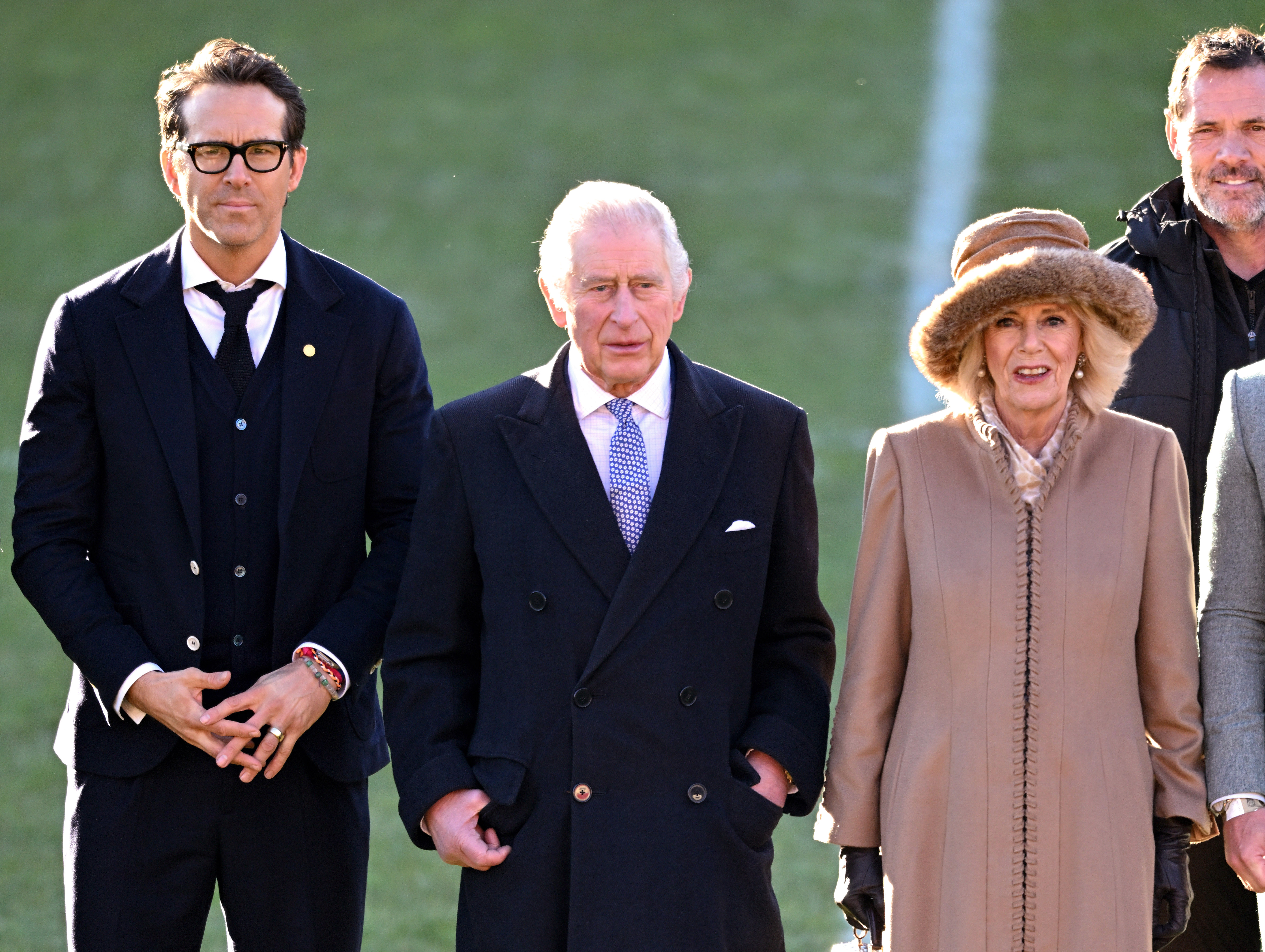 King Charles und Camilla mit Miteigentümer des Wrexham AFC Ryan Reynolds