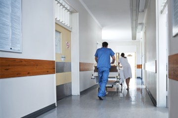 Rekordwartelisten des NHS führten dazu, dass sich 4 von 10 Patienten in einem schlechteren Gesundheitszustand befanden, warnen Experten