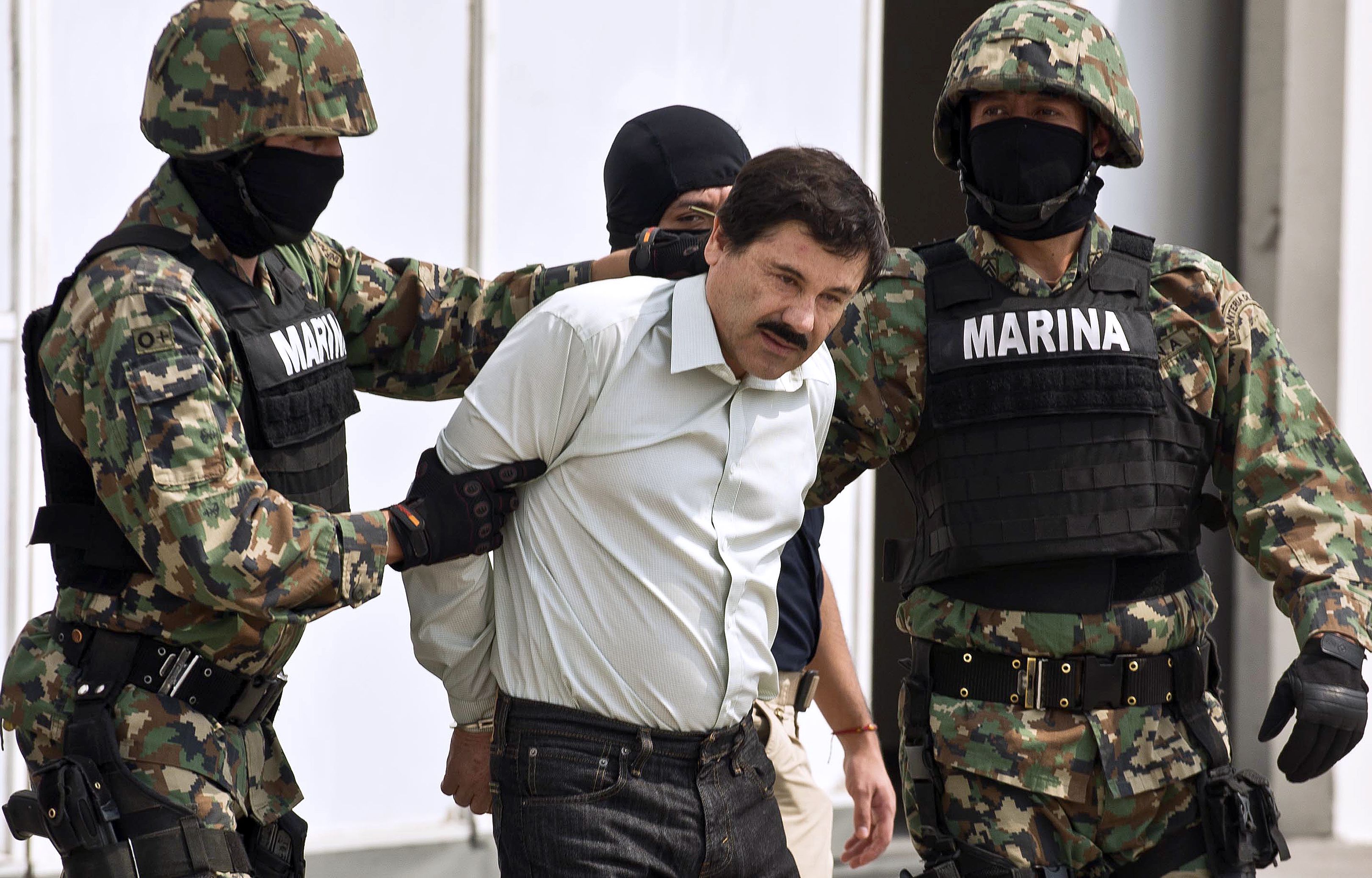 El Chapo wird von bewaffneten Wachen festgenommen, bevor er zu lebenslanger Haft verurteilt wird