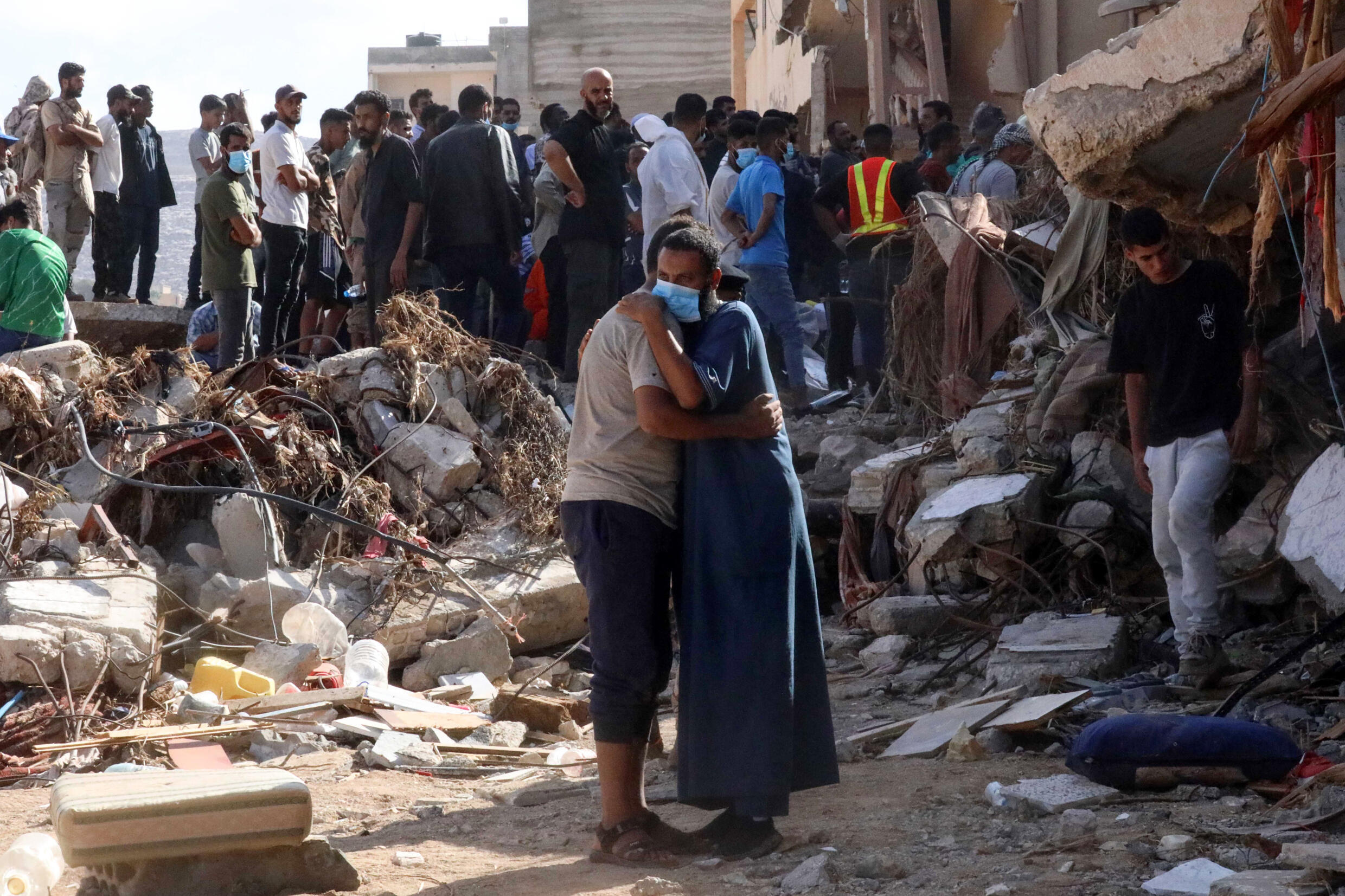 Anwohner durchsuchen zerstörte Gebäude nach vermissten Angehörigen und Bulldozer räumen Straßen von Trümmern und Sandbergen frei