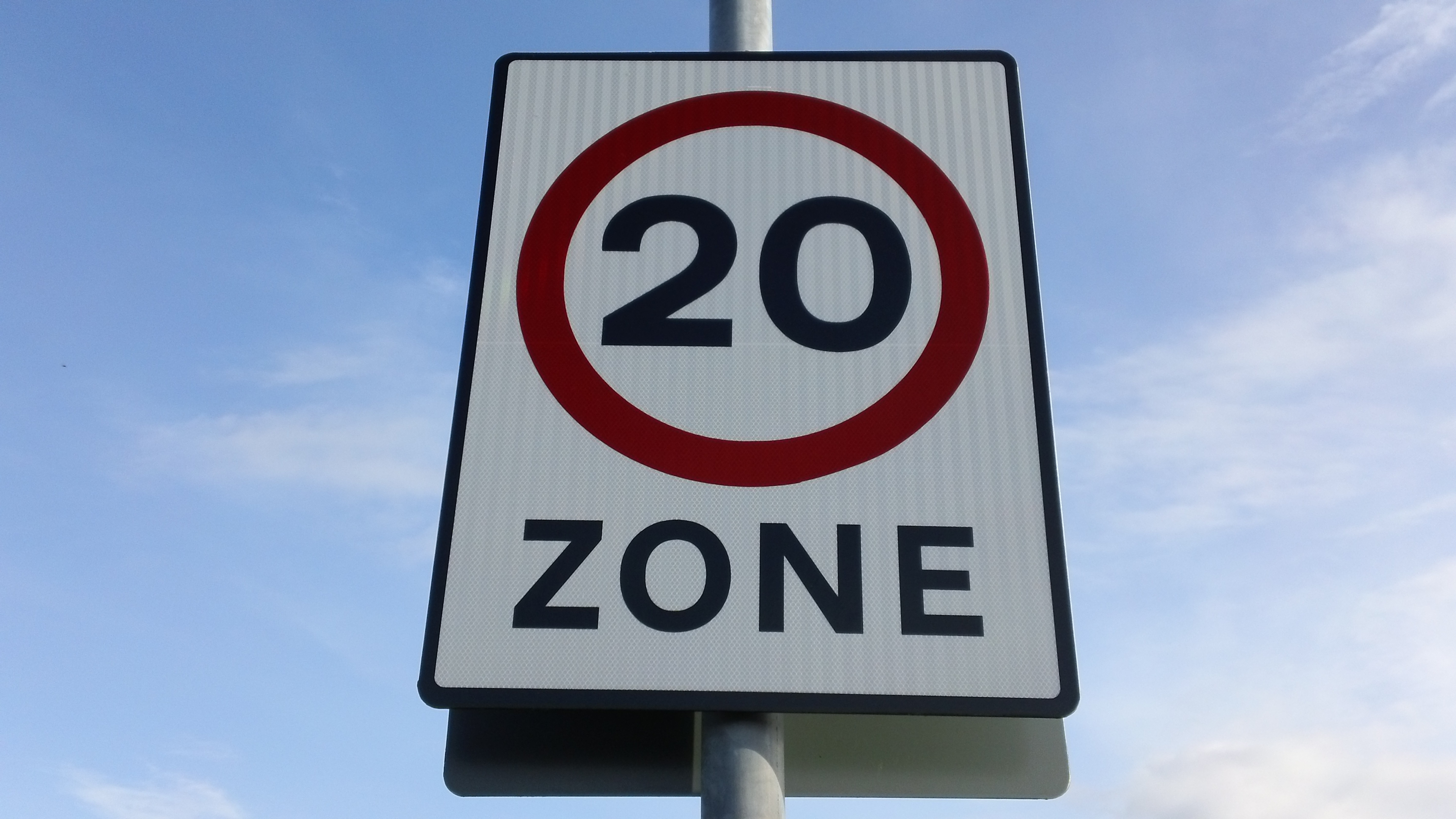 Wales wird auf den meisten gesperrten Straßen eine Standardgeschwindigkeitsbegrenzung von 20 Meilen pro Stunde einführen