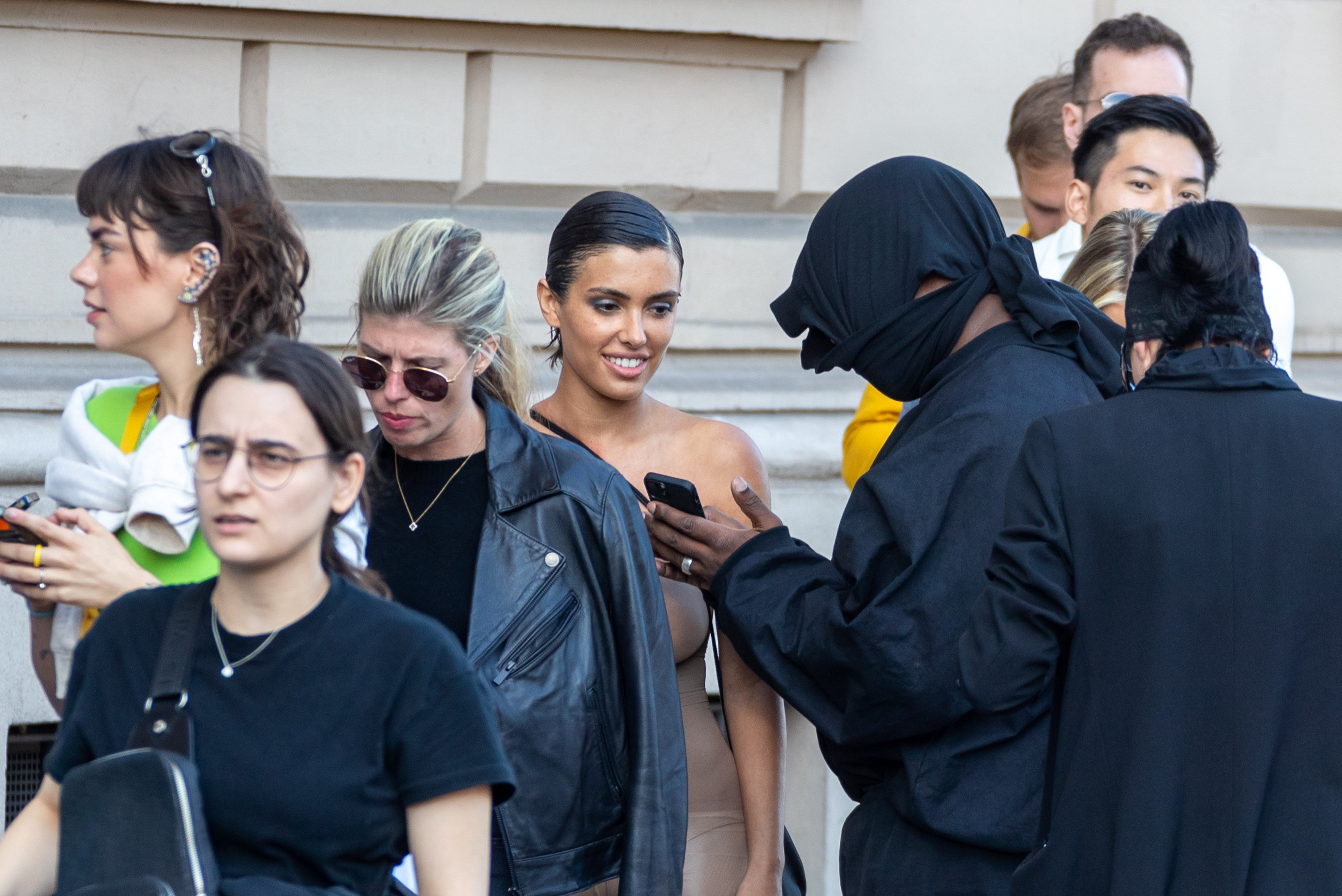 Kanye war von Kopf bis Fuß in ein komplett schwarzes Ensemble gekleidet