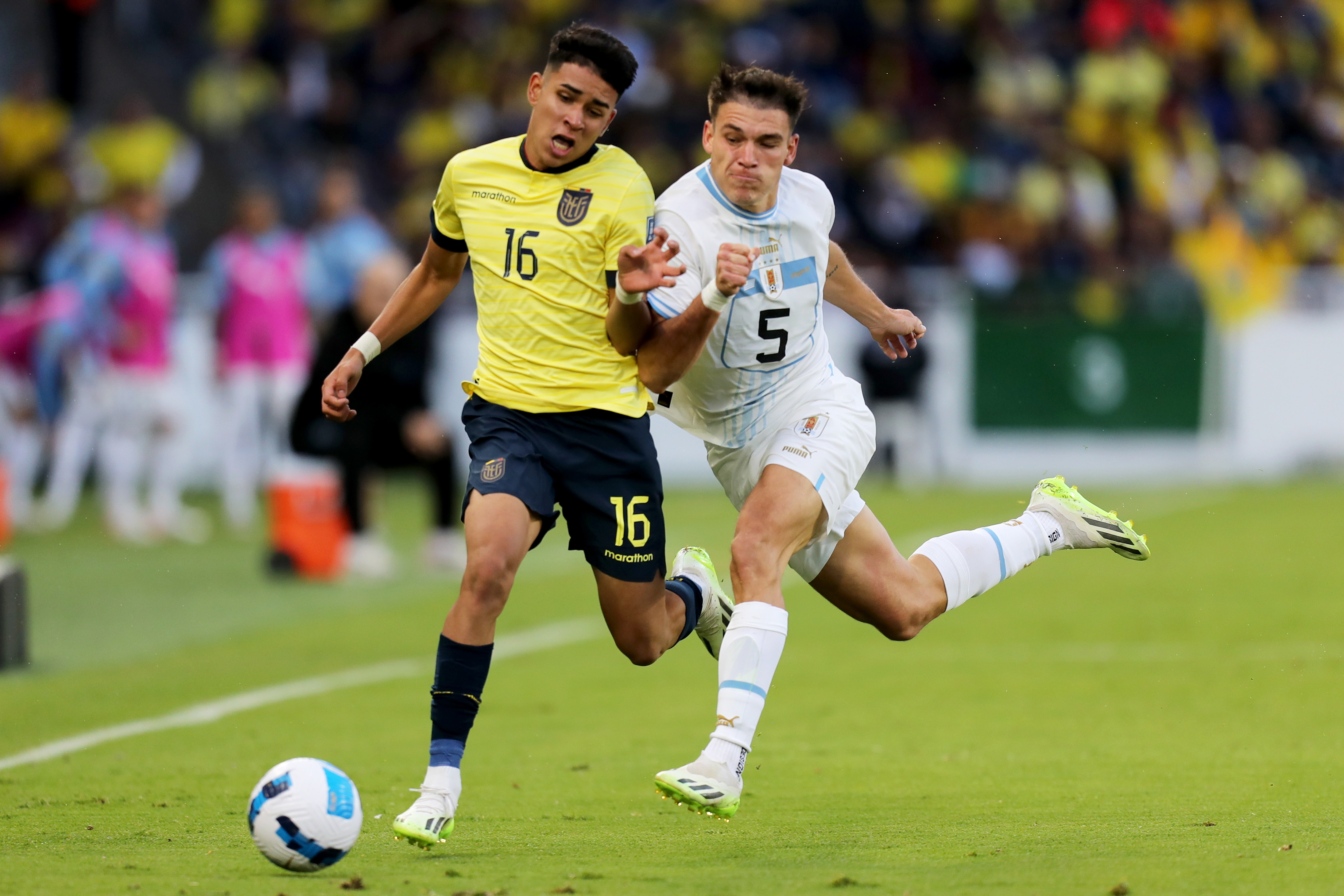 Der uruguayische Hardman Manuel Ugarte schafft es im WM-Qualifikationsspiel nicht, Paez vom Ball zu schubsen