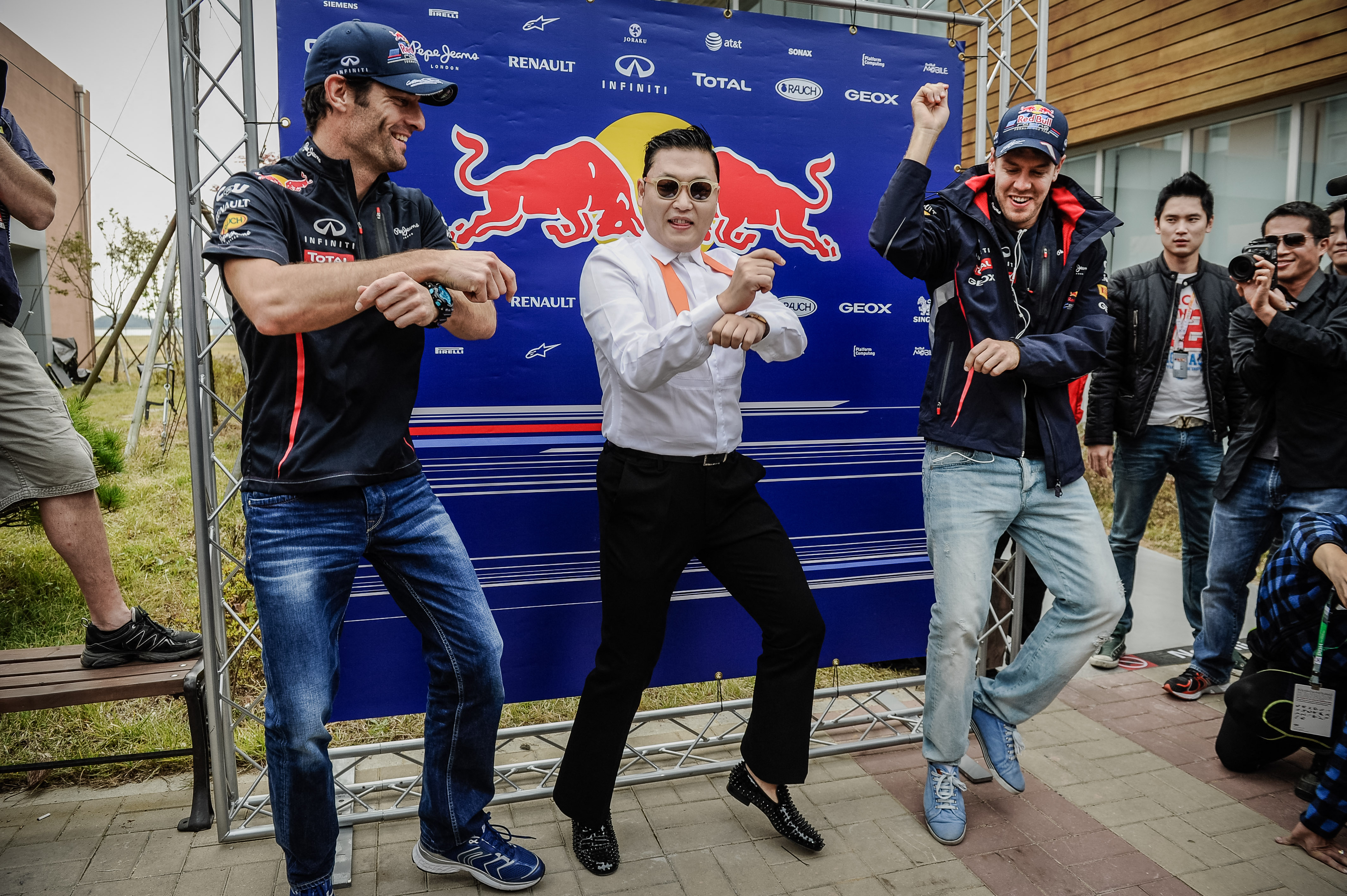 Um Aufmerksamkeit auf die Formel 1 zu lenken, besuchte K-Pop-Star Psy den Großen Preis von Korea