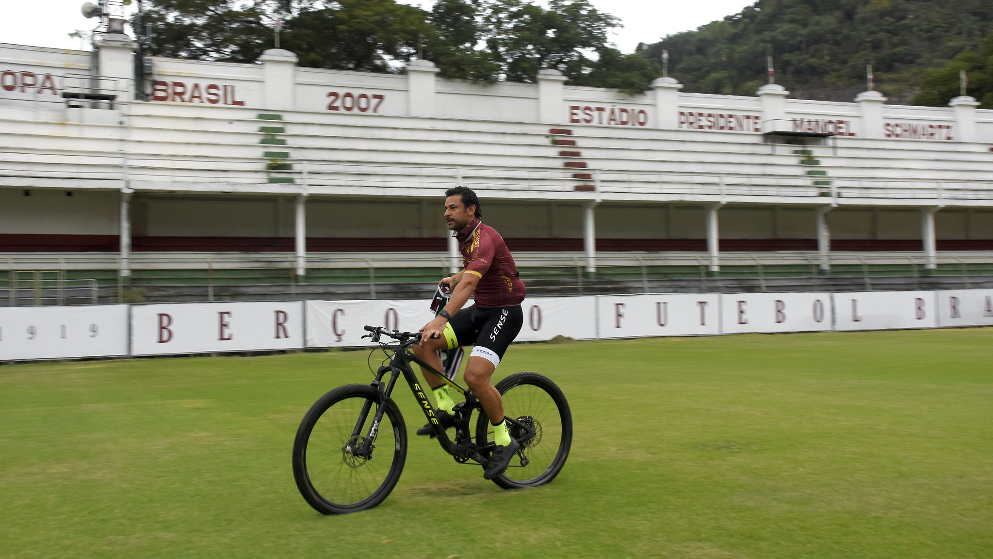 Fred hat eine atemberaubende Fahrrad-Herausforderung gemeistert, um einen Transfer nach Fluminense abzuschließen