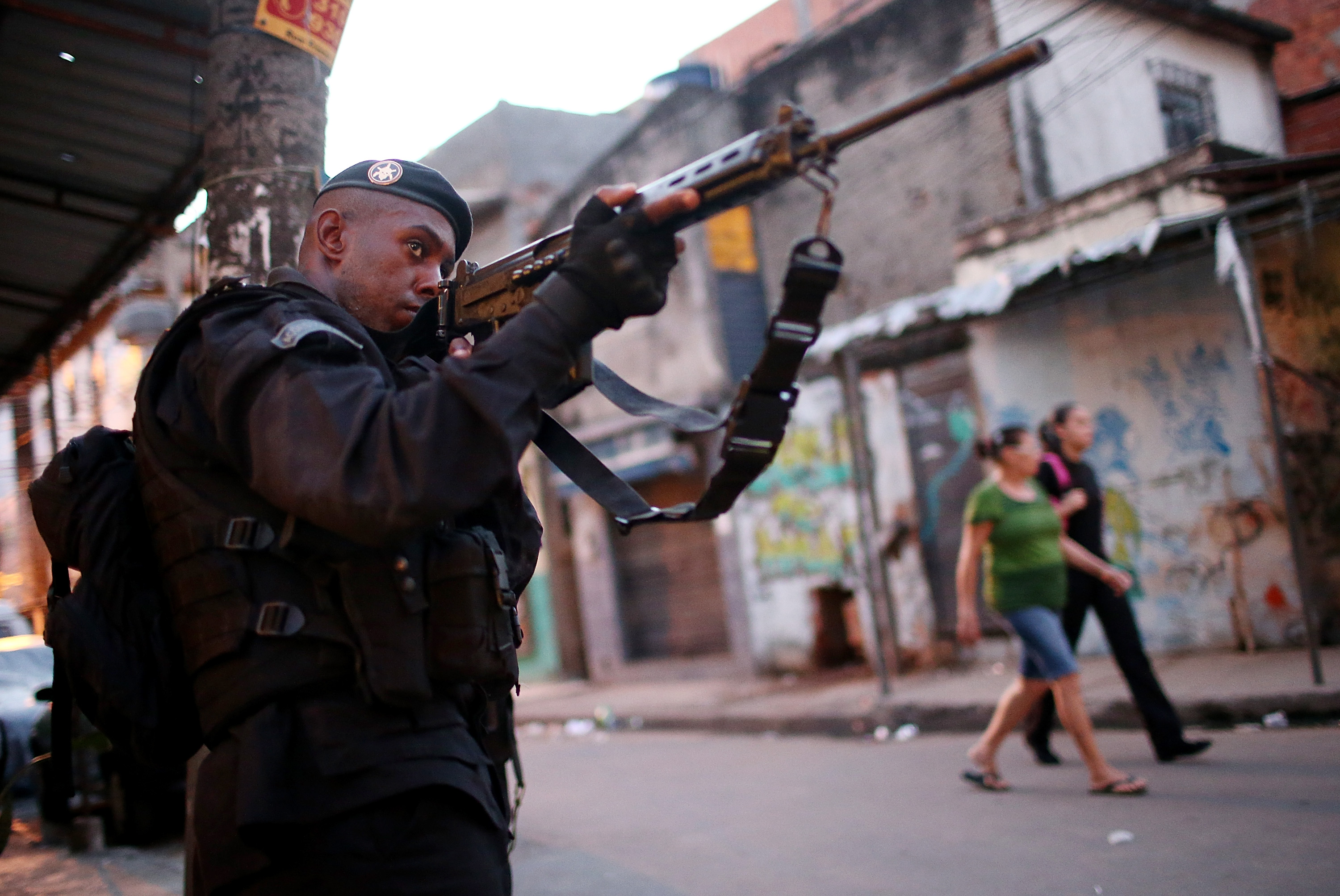 Ein brasilianischer Militärpolizist patrouilliert in den „Favelas“