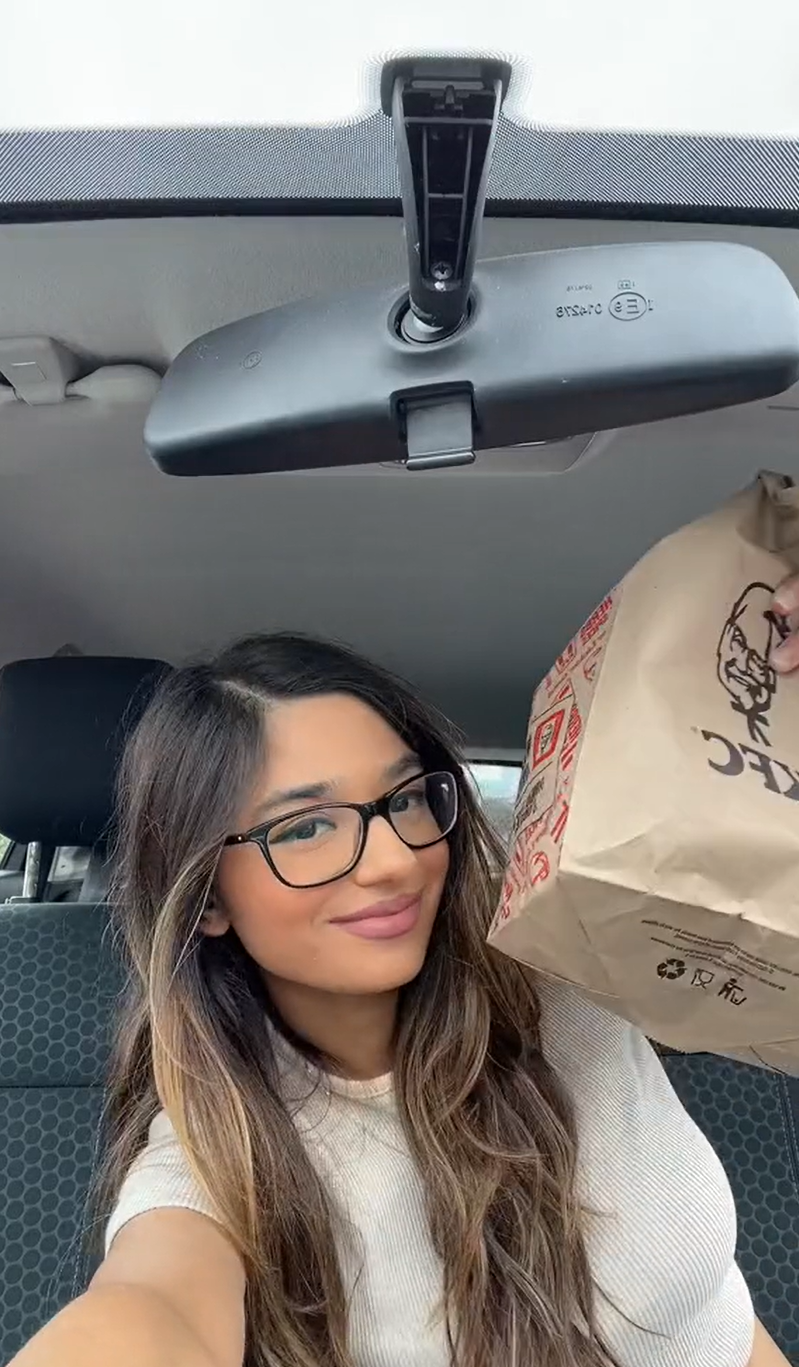 Shivani hat es sogar geschafft, zusätzlich zu ihren anderen Leckereien ein KFC zu bekommen