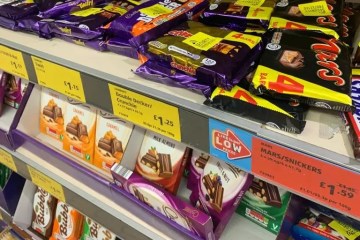 Großer Supermarkt bringt Sicherheitsetiketten an 1,20-Pfund-Schokolade an, während die Zahl der Ladendiebstähle zunimmt