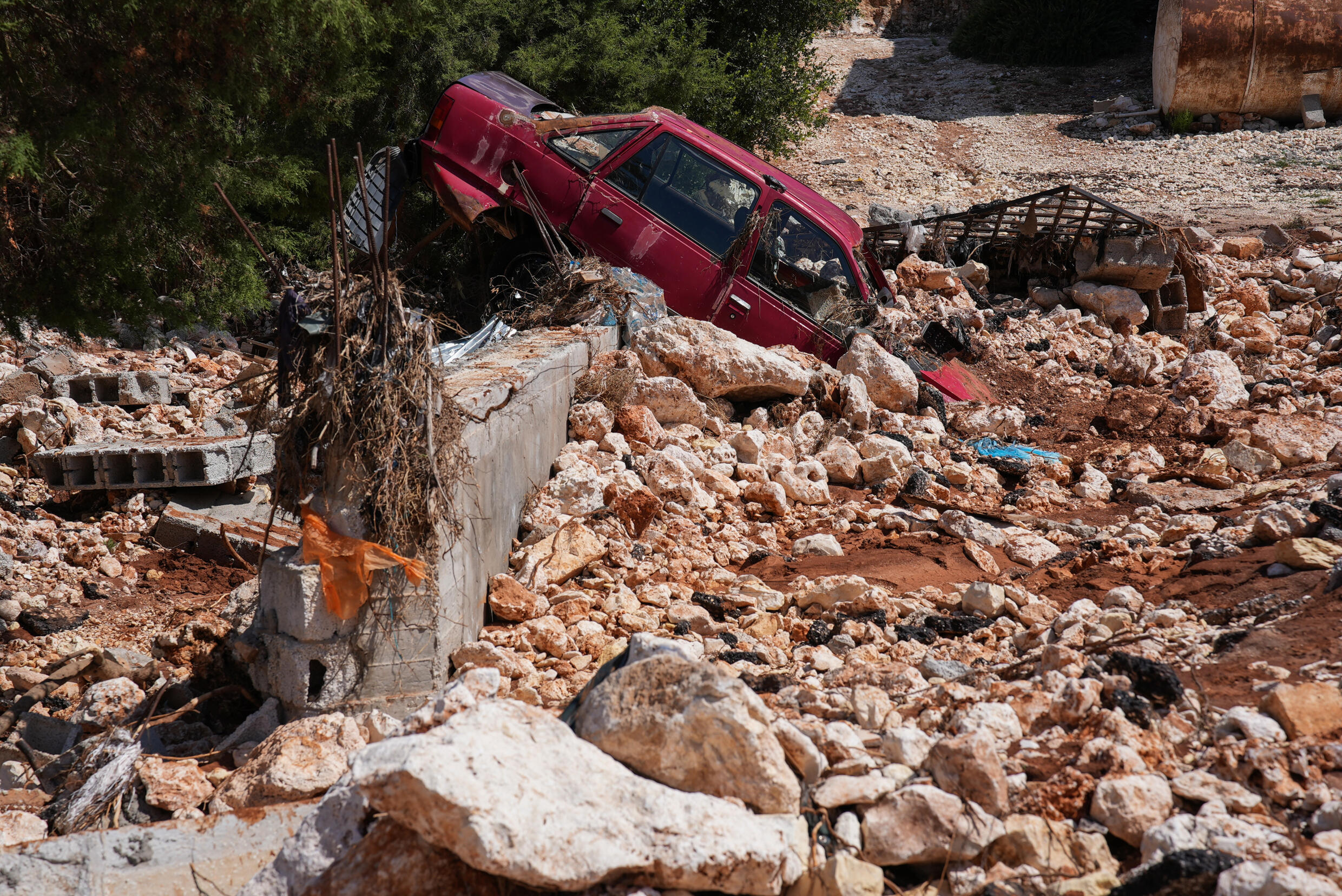 Ein Auto, das nach der Überschwemmung in Al-Bayda im Osten Libyens unter Trümmern und Trümmern begraben wurde.