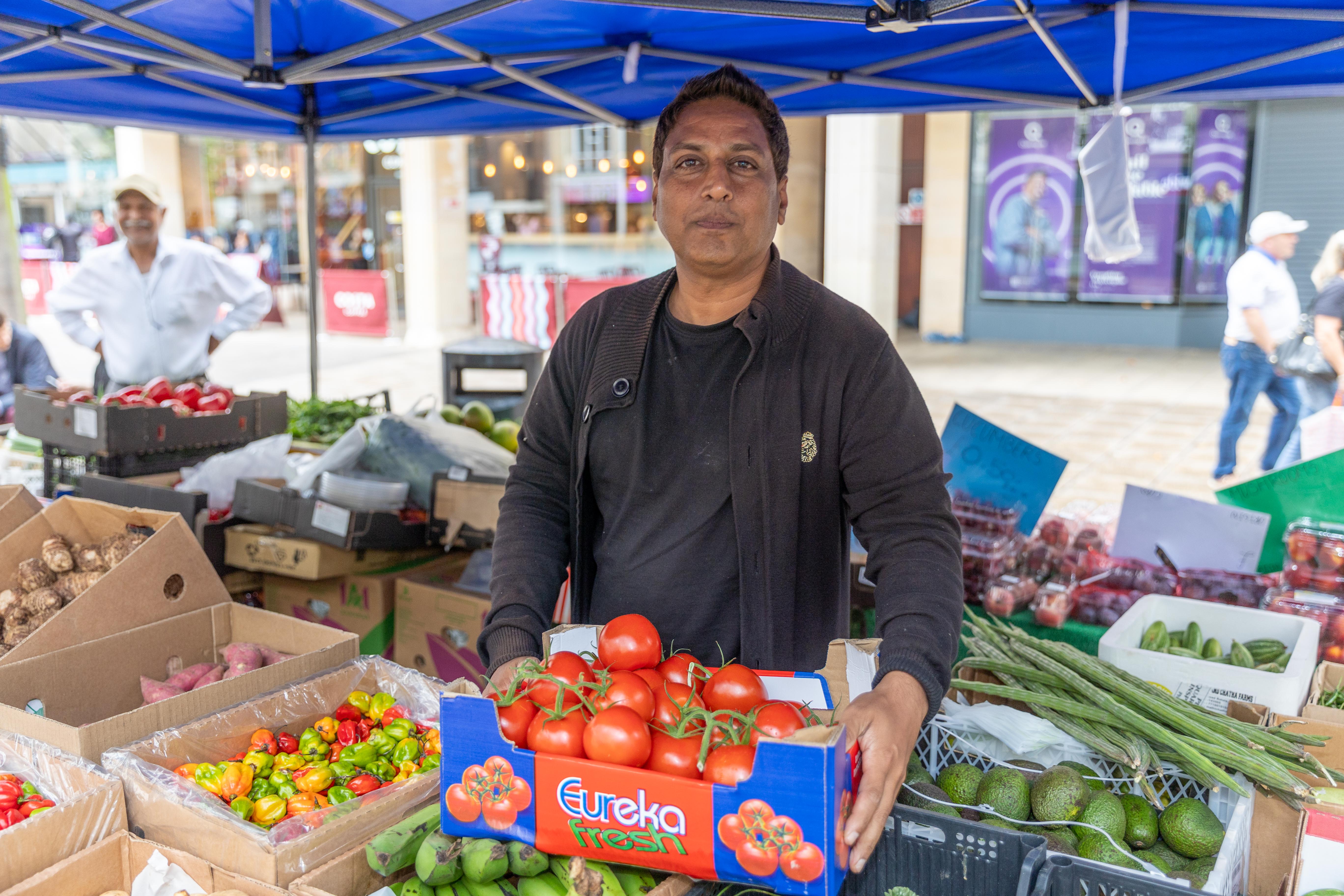 Abgebildeter Gemüsehändler Sarfraz Ahmed (48).Peterborough, der ungesündeste Ort in Großbritannien,.Stadtzentrum, Peterborough.Dienstag, 12. September 2023. .Bild von Terry Harris.