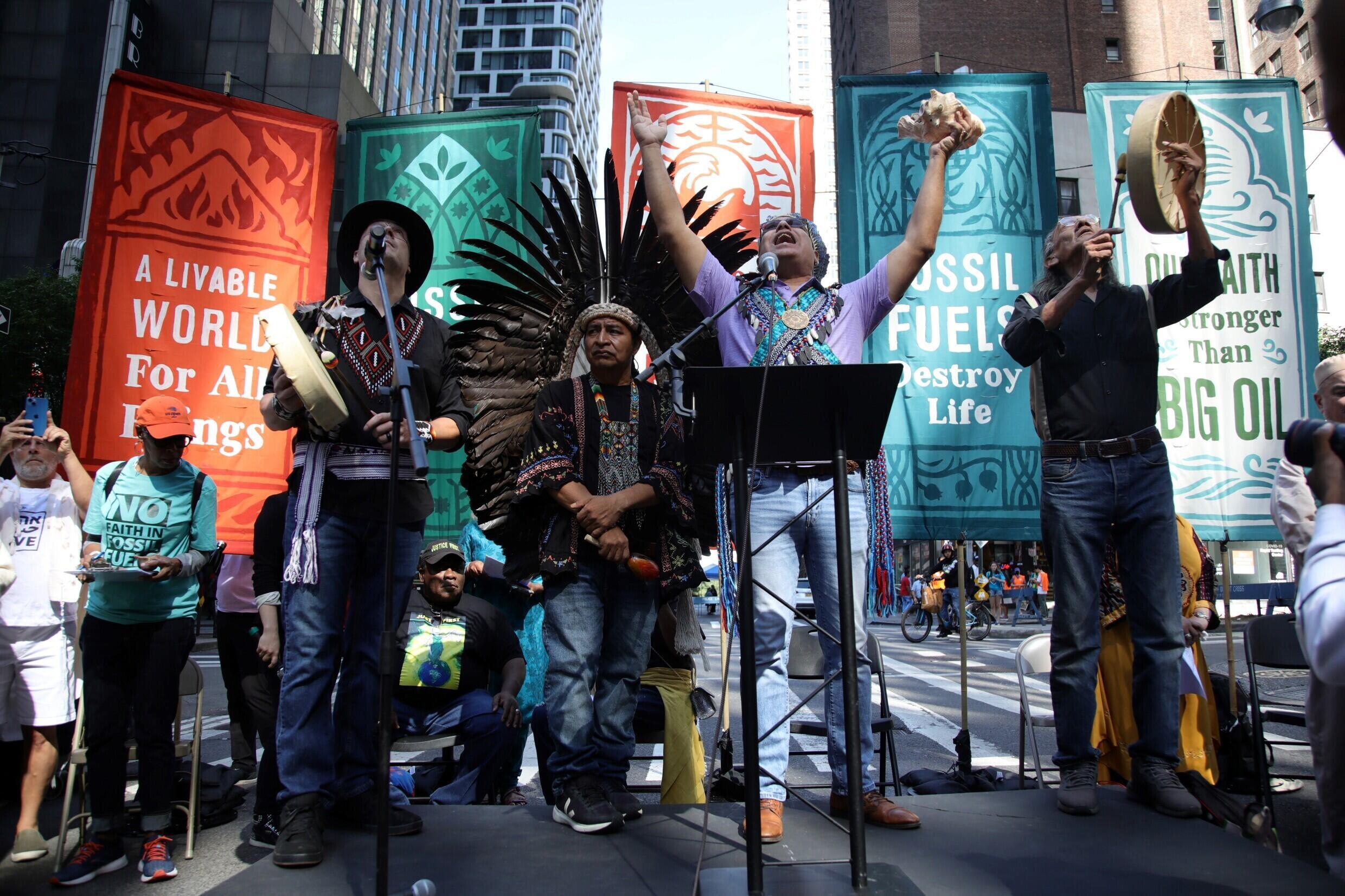 Im Vorfeld der 78. Generalversammlung der Vereinten Nationen und des Klimagipfels am 17. September 2023 in New York demonstrieren Menschen für den Ausstieg aus fossilen Brennstoffen