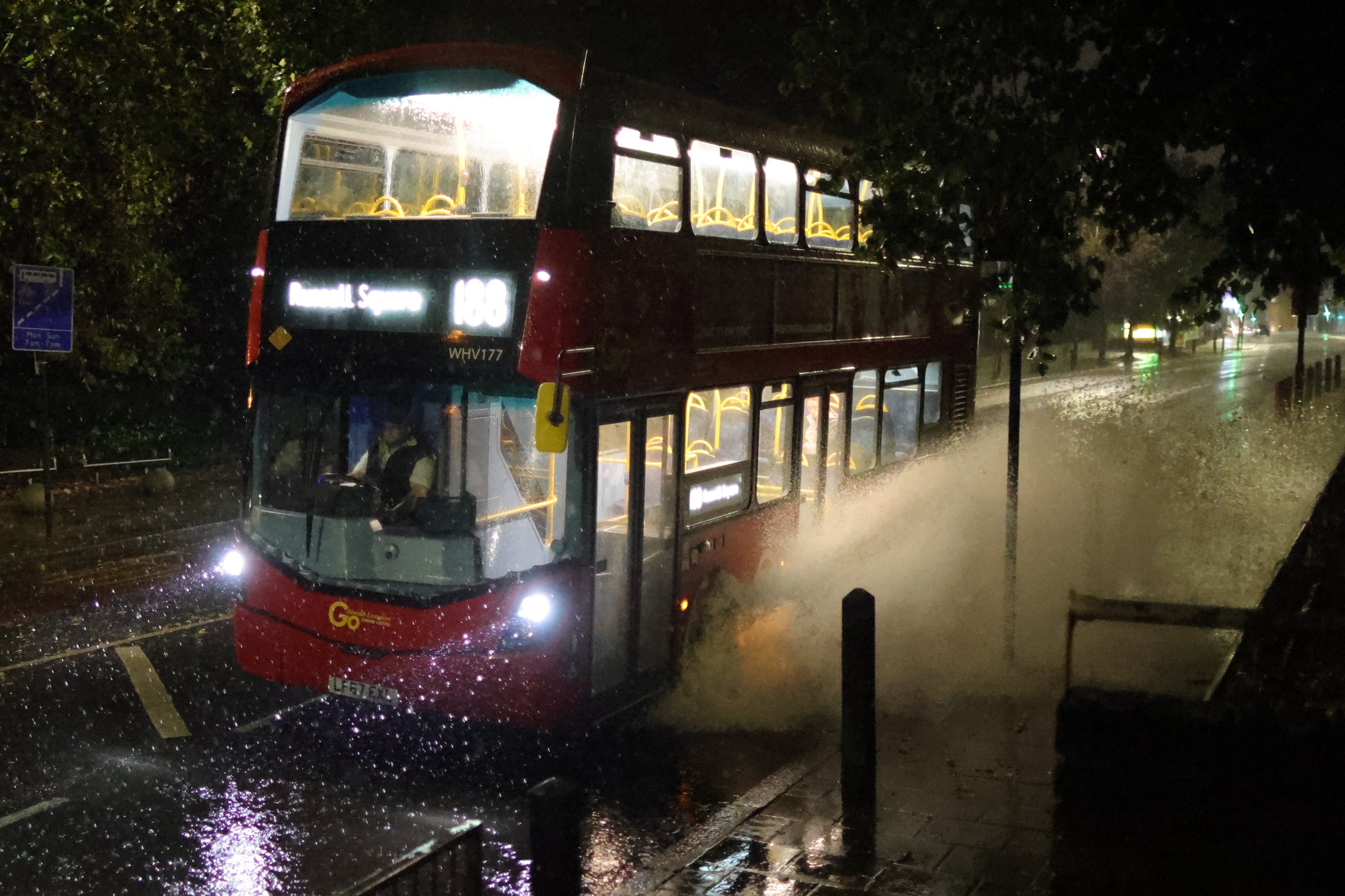 Gestern Abend fuhr ein Doppeldeckerbus durch überflutete Straßen im Londoner Stadtteil Greenwich