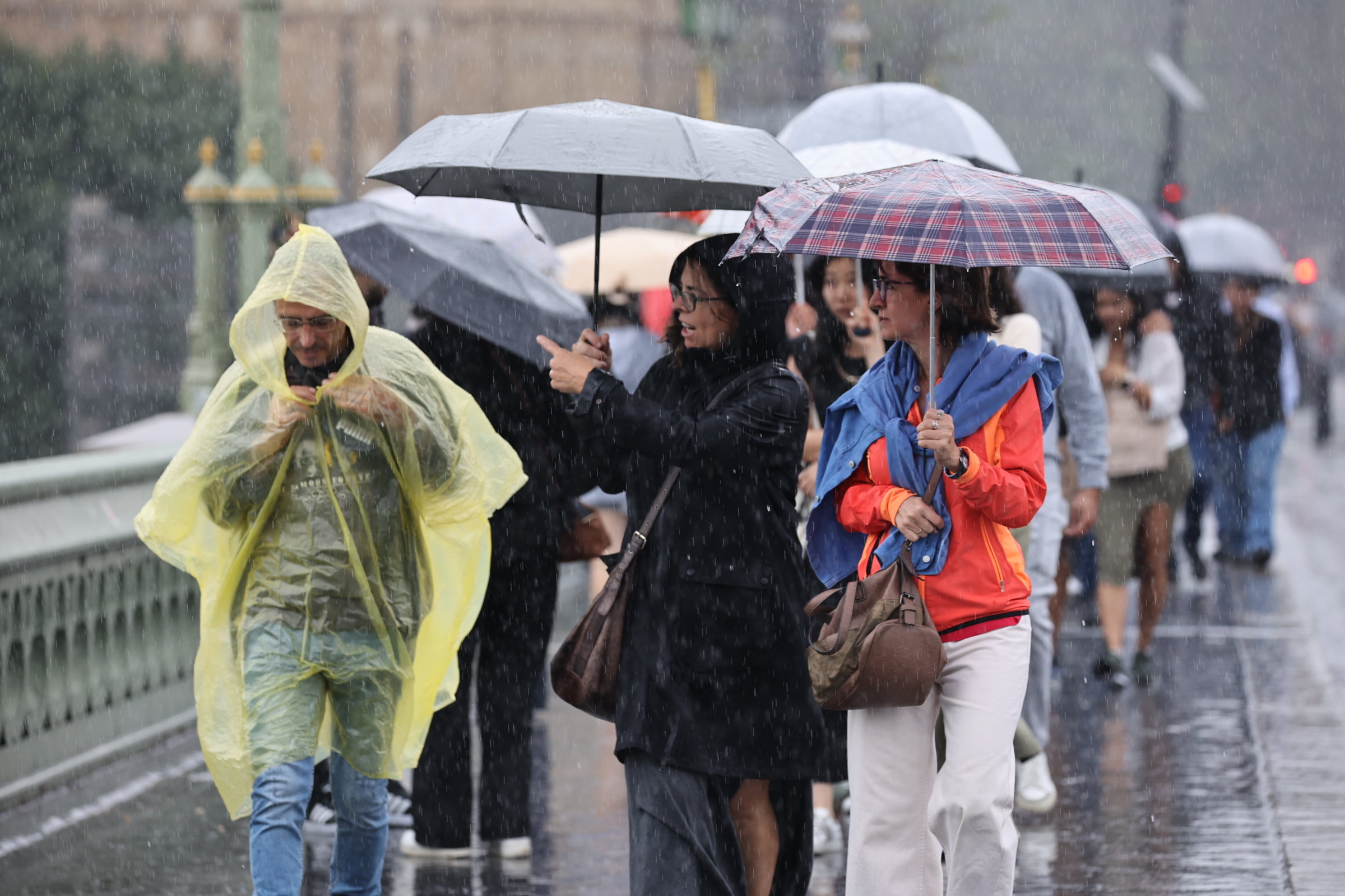 Gestern regnete es in Strömen auf die Westminster Bridge im Zentrum von London