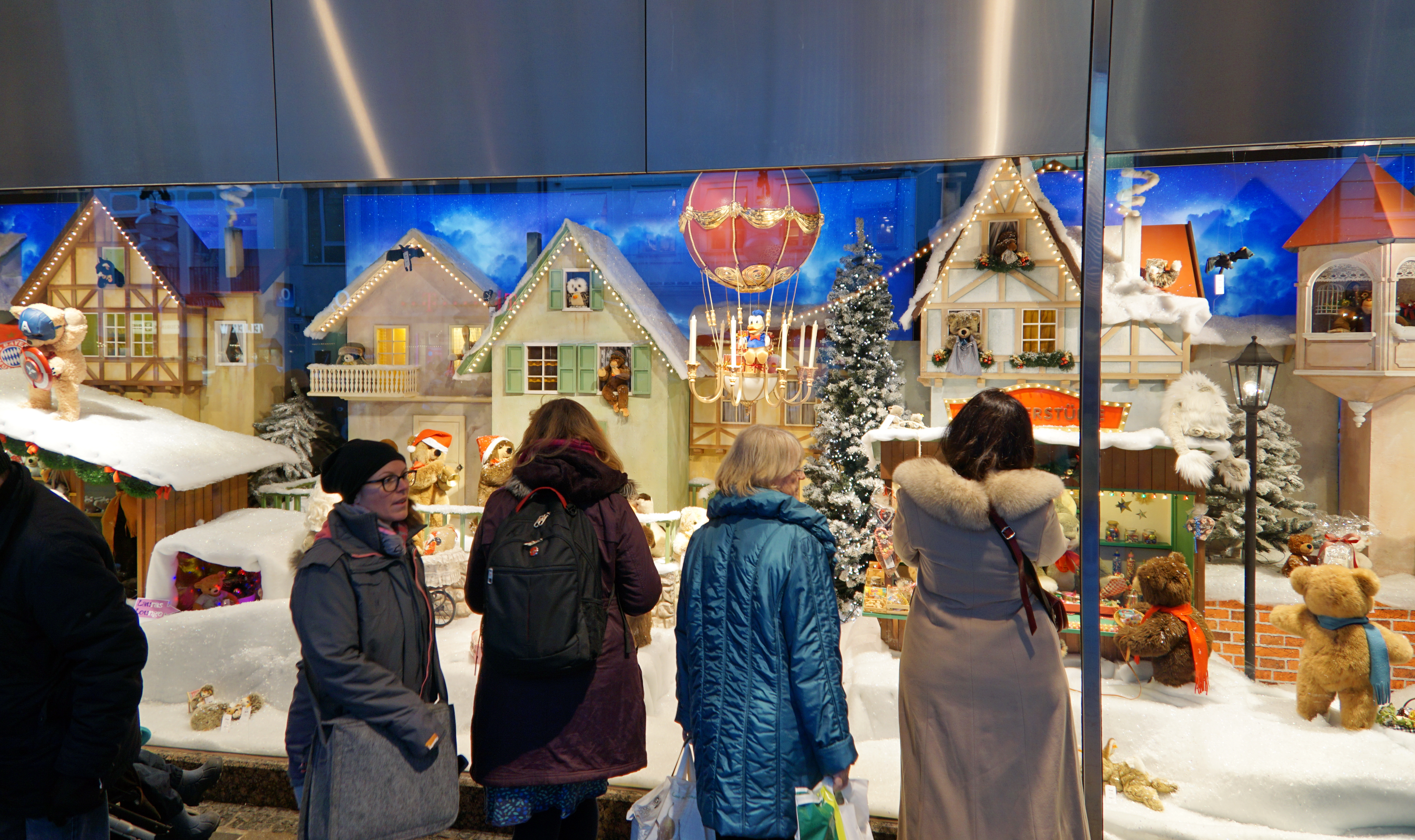 Für manche Menschen im Nordosten ist der Besuch der Ausstellung ein wichtiger Teil des Weihnachtsfestes