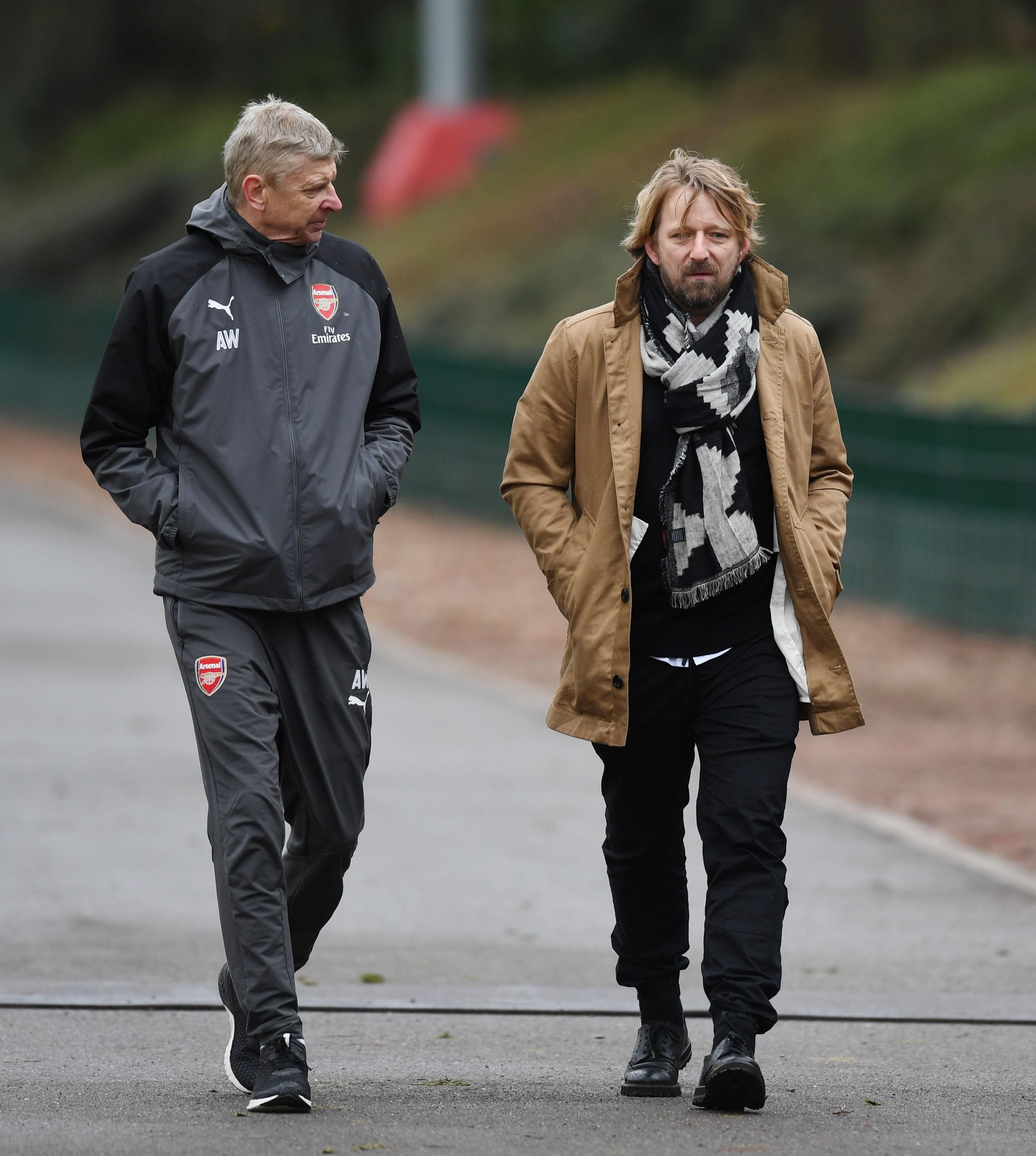 Der ehemalige Arsenal-Chef, der 2018 zusammen mit Arsene Wenger abgebildet war, wechselte im April zu Ajax