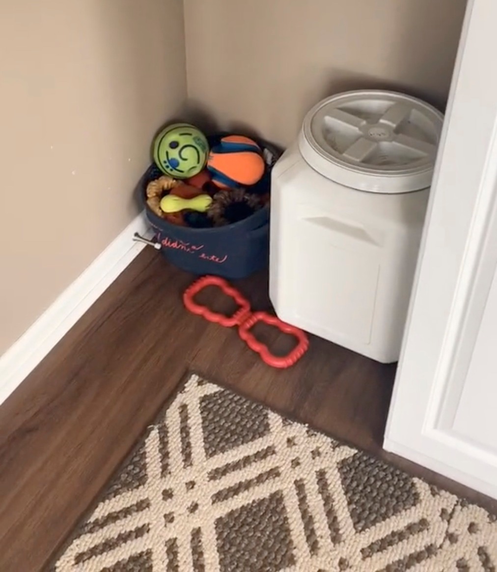 In einer Ecke des Raumes stehen ihre Spielsachen und Lebensmittel, während in der anderen ihre Betten und Kisten stehen