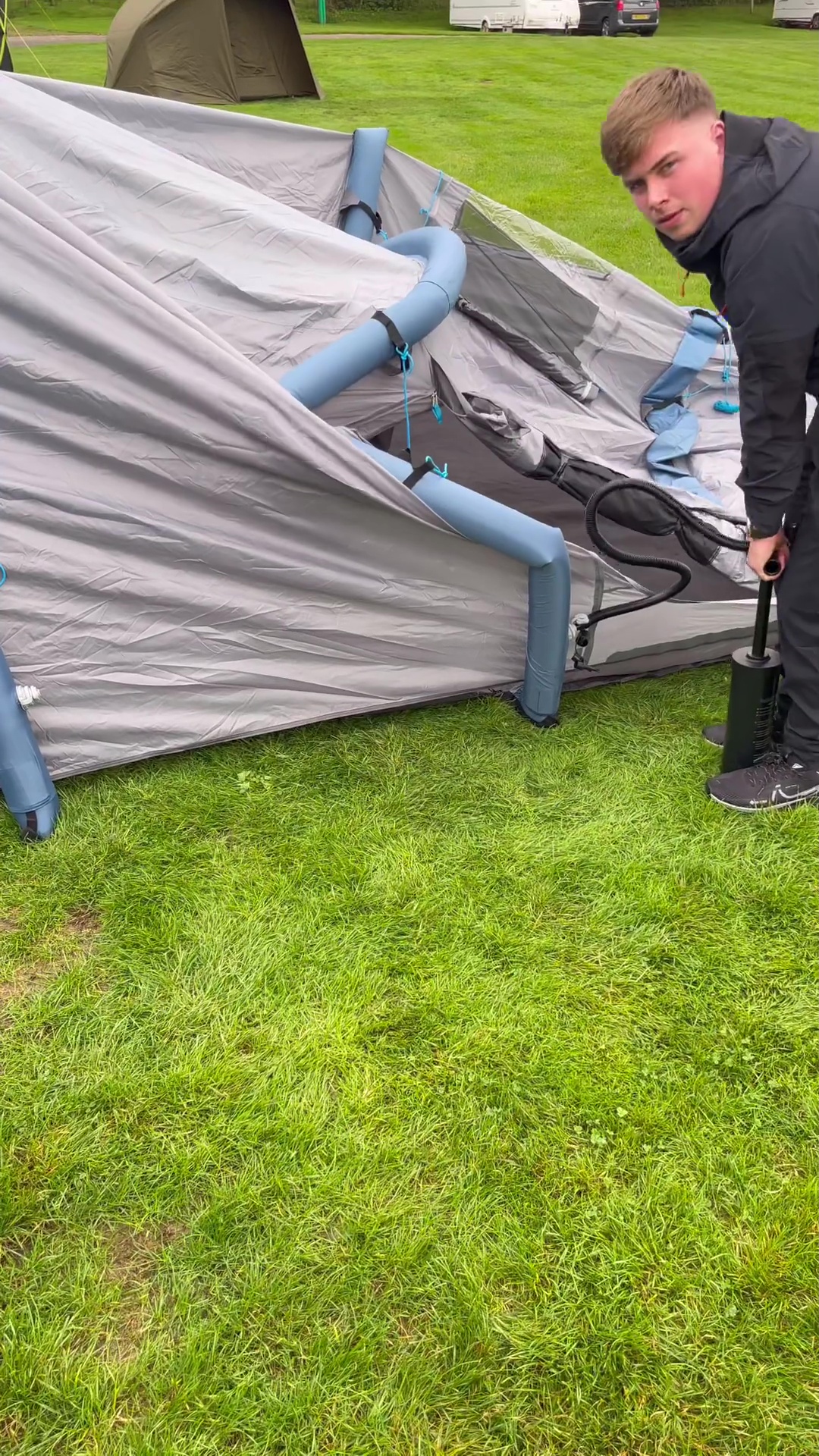 Georgias Freund wurde dabei gesehen, wie er das Zelt aufbaute