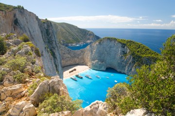 Britischer Tourist auf griechischer Insel „unter Drogen gesetzt und vergewaltigt“, als Polizisten den 37-jährigen Verdächtigen festnehmen