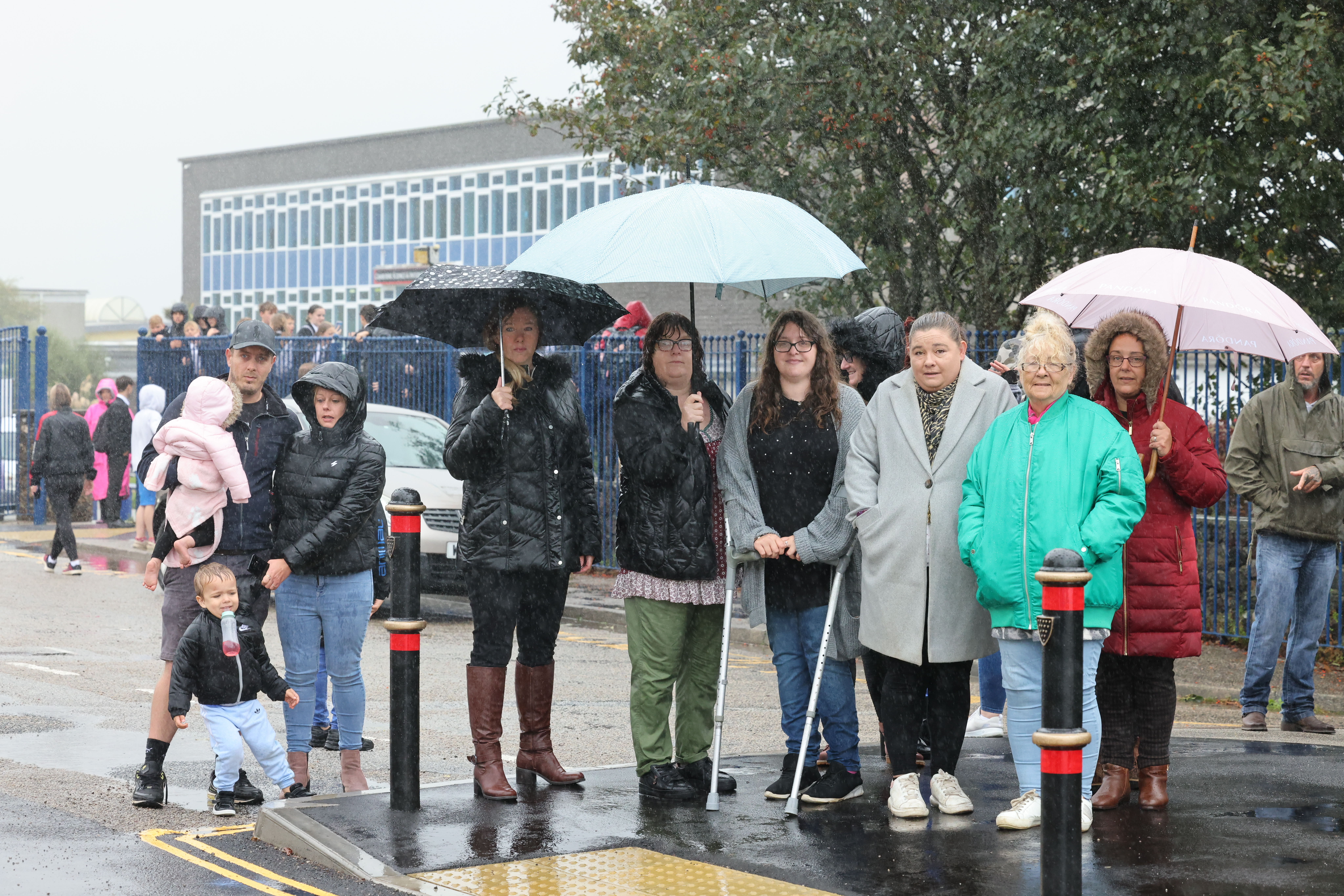 Schüler und Eltern vor der Camborne Science and International Academy protestieren gegen die drakonischen Regeln