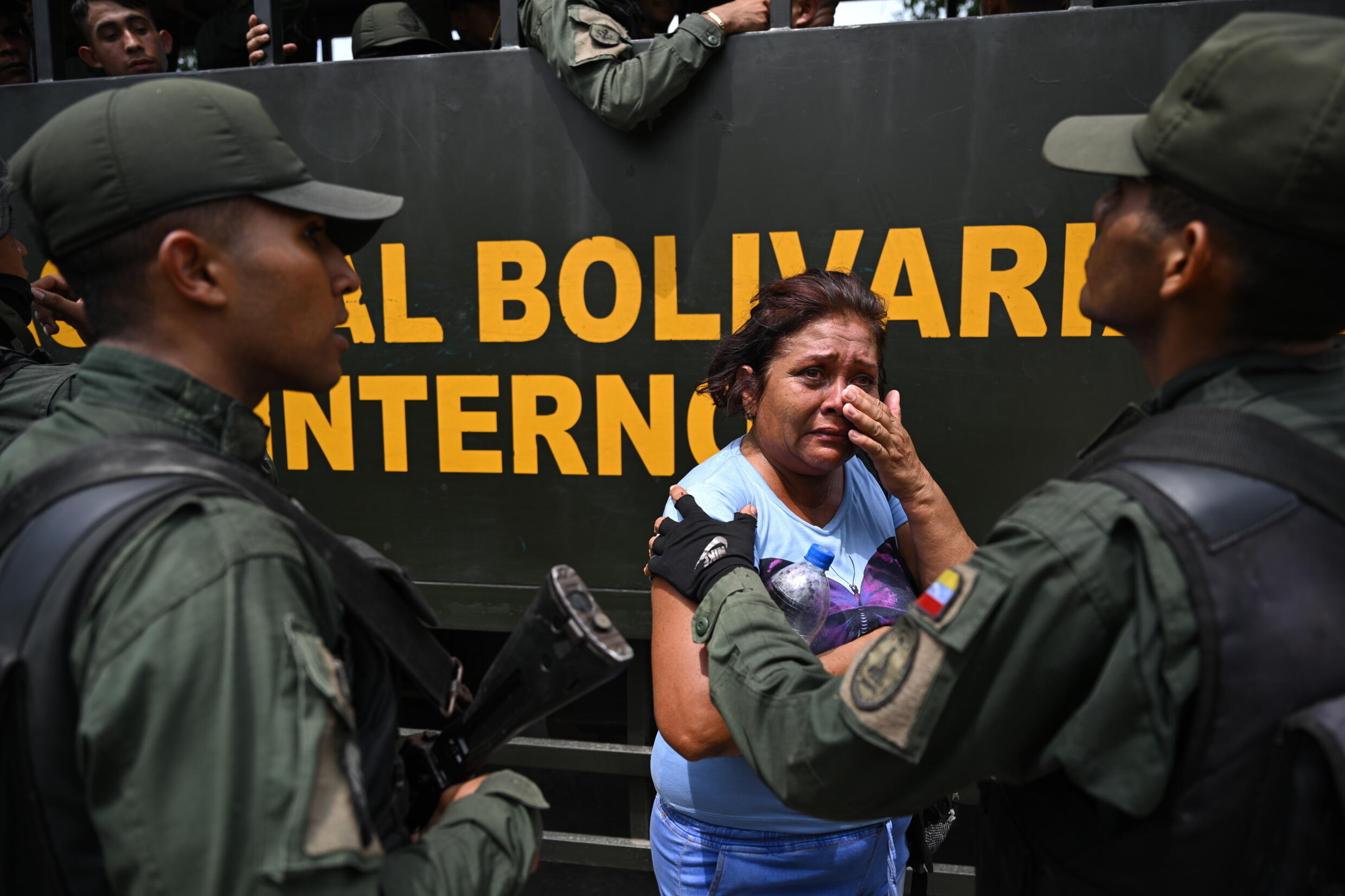 Ein Verwandter eines Häftlings wird von Mitgliedern der venezolanischen Nationalgarde getröstet, nachdem die Behörden das von Banden geführte Gefängnis gestürmt haben