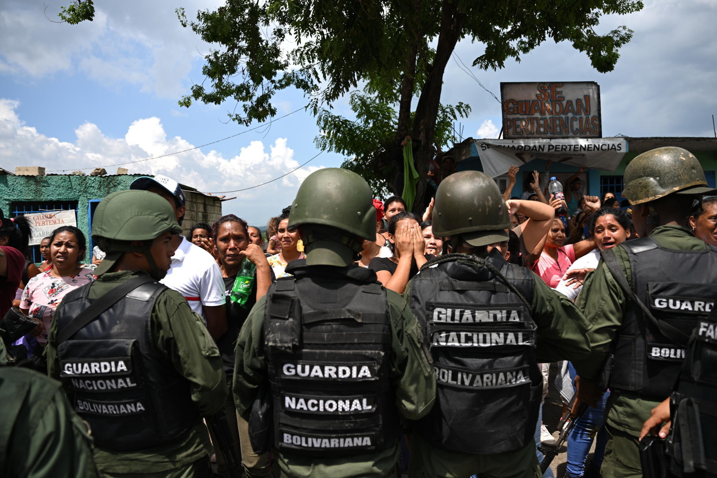Venezolanische Soldaten stehen Wache, nachdem sie das Tocoron-Gefängnis aus den Händen einer mächtigen Bande erobert haben