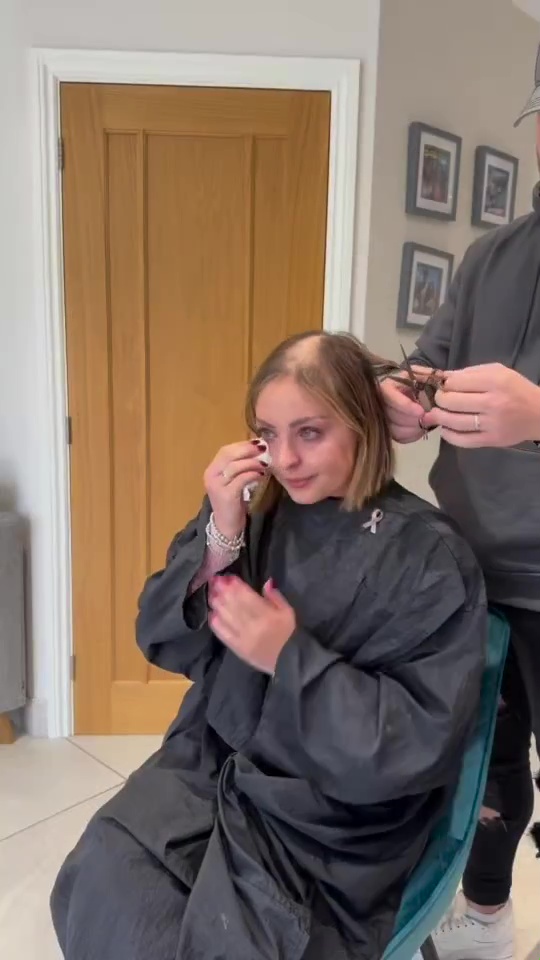 Der BBC-Favorit betupfte sich die Augen, während ihre Familie und Freunde ihr halfen, ihr die Haare abzuschneiden