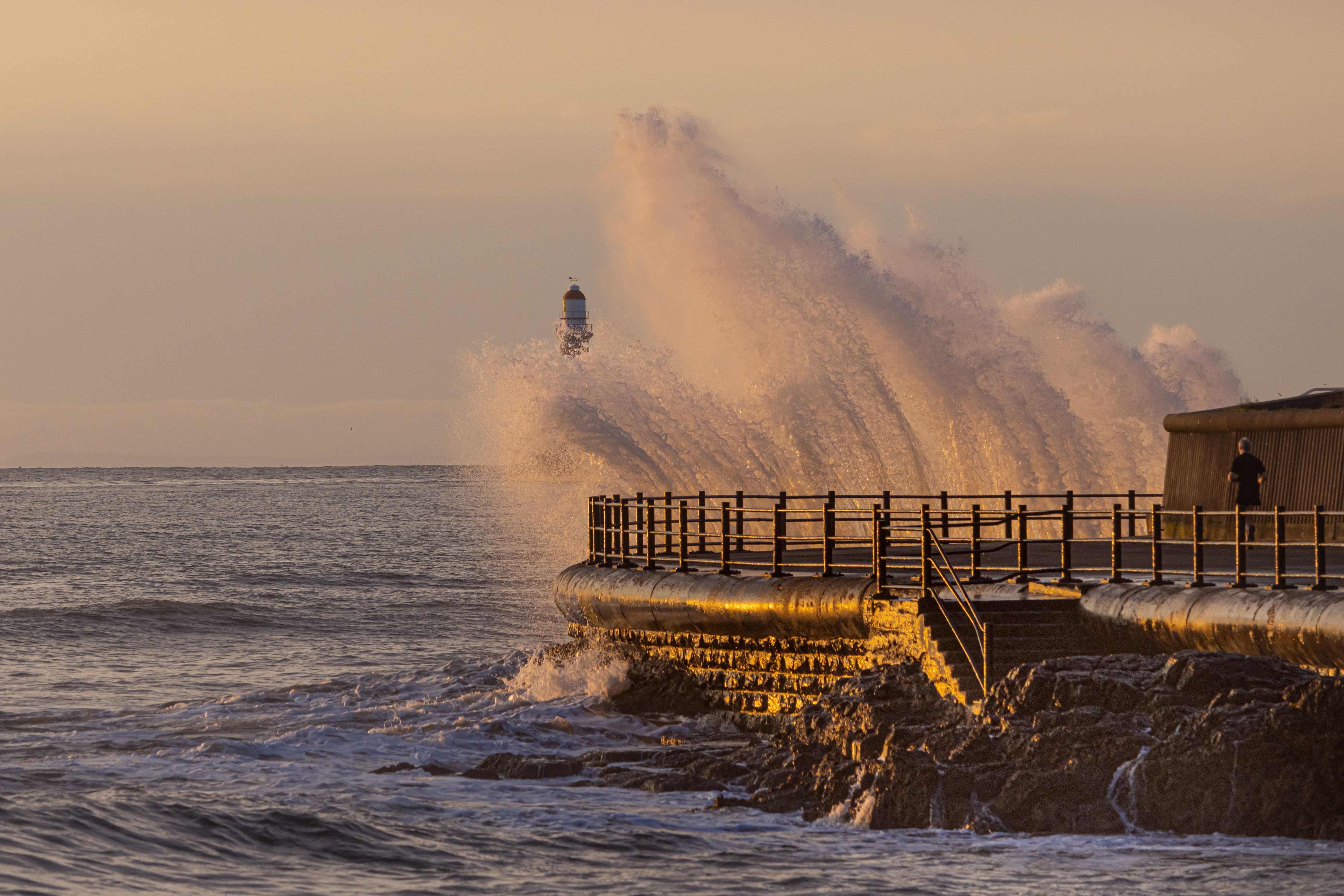 Eine riesige Welle brach gestern über dem Roker Lighthouse in der Nähe von Sunderland zusammen