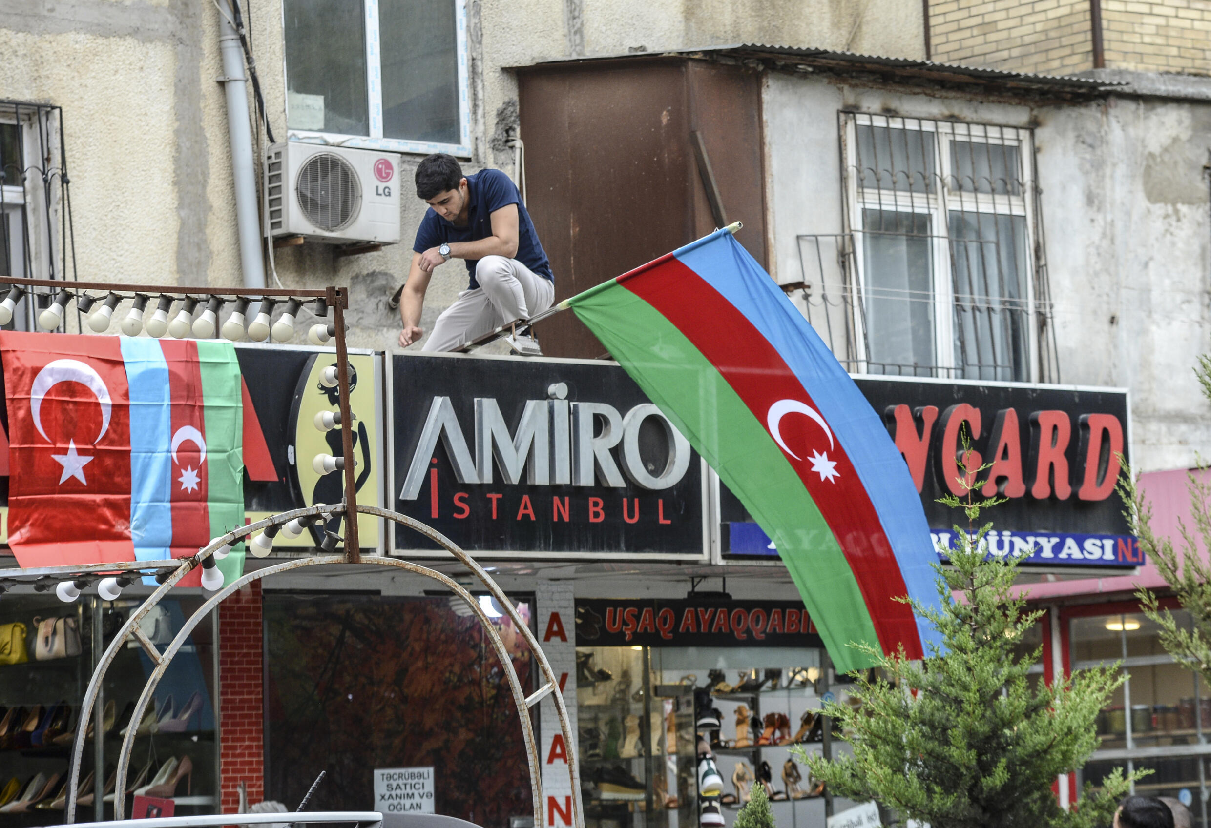 In der aserbaidschanischen Hauptstadt Baku hängten Einwohner zu diesem Anlass die Nationalflagge auf