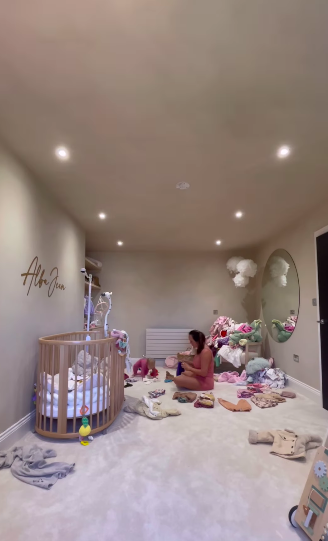 Charlotte war in ihrem Video „Verbringen Sie den Tag mit“ beim Sortieren von Babykleidung zu sehen