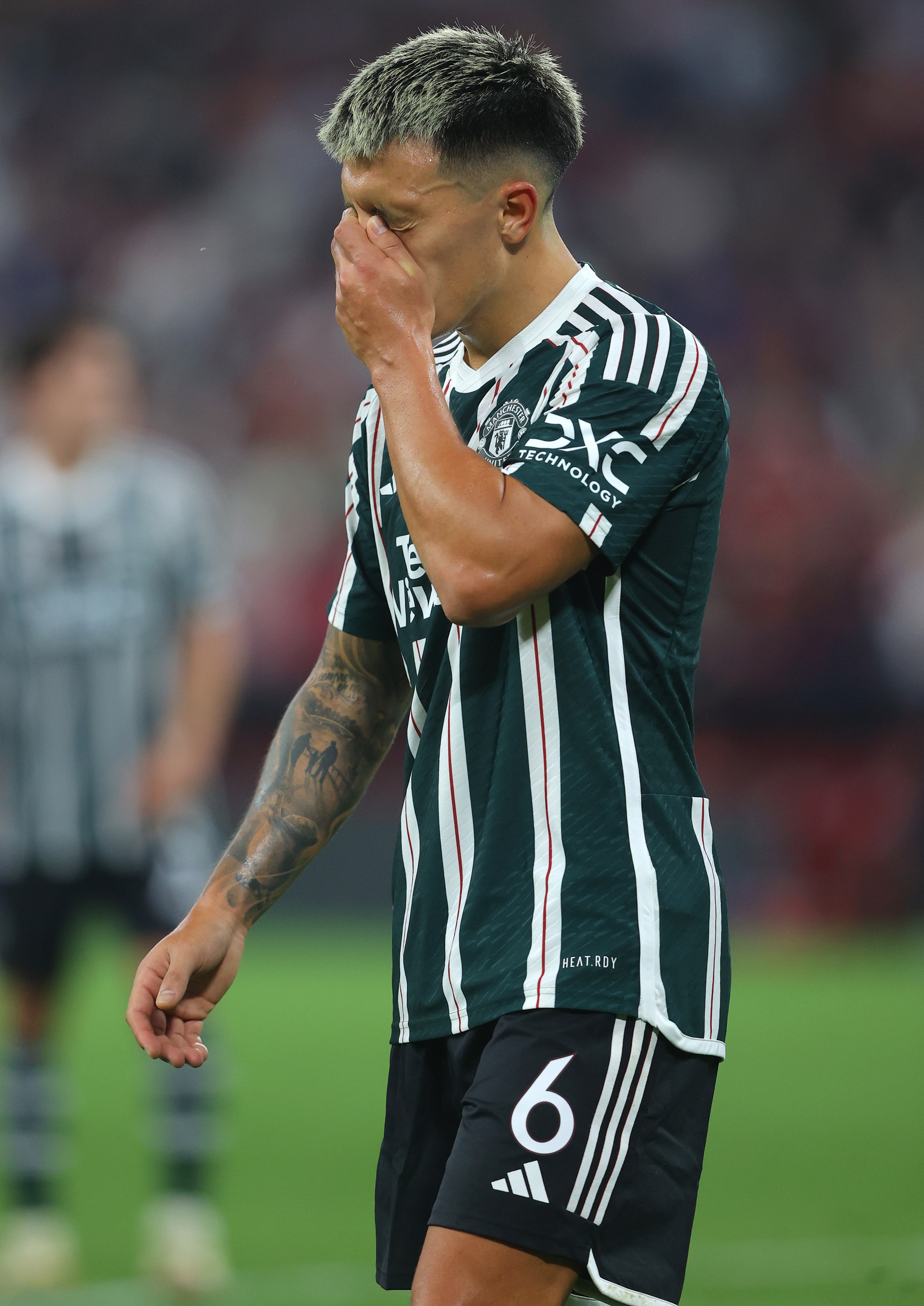 Lisandro Martinez zeigt die Niedergeschlagenheit der United-Spieler