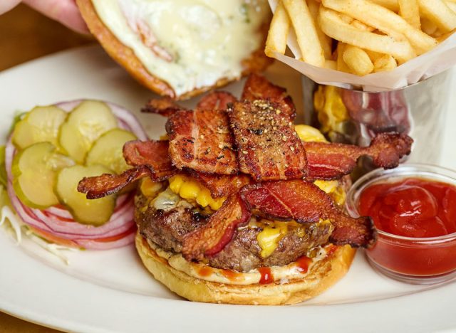 Cheesecake Factory, Speck-Speck-Cheeseburger, Pommes und Ketchup