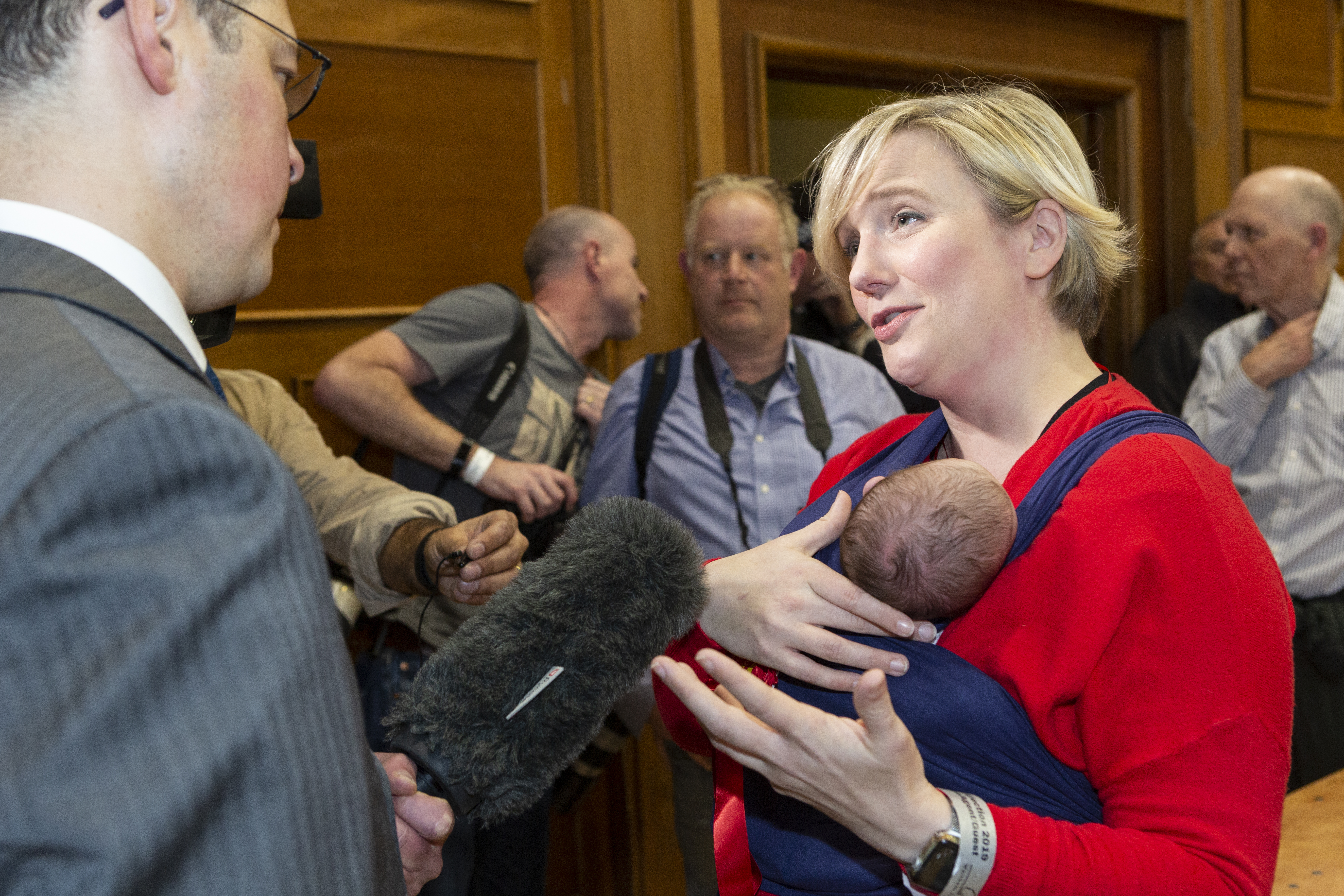 Gegen die Abgeordnete Stella Creasy, die bekanntermaßen ihr kleines Baby zur Arbeit mitbrachte, wurde ebenfalls von den Sozialbehörden ermittelt