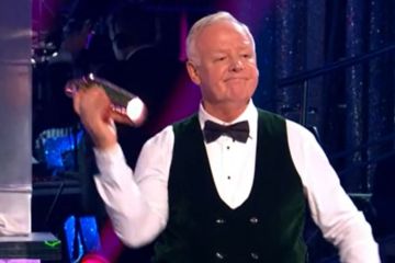 Live Strictly wird aktualisiert, während Les Dennis die Fans mit ihrem Debüt-Tanz in Aufruhr versetzt