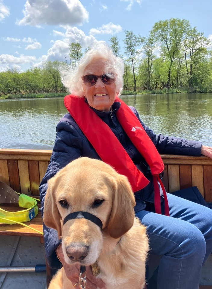Blindenhund Leo hilft der 95-jährigen Jacqueline Brooks, aktiv zu bleiben und unabhängig zu leben